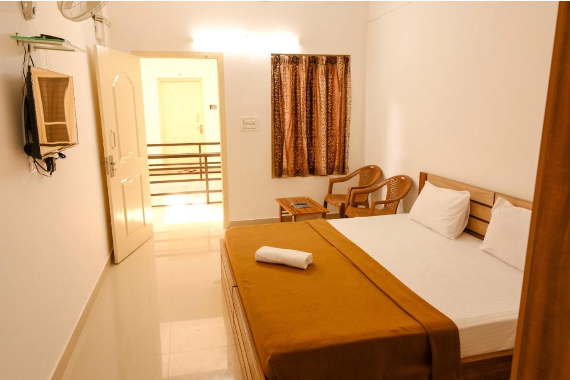 Deluxe Double Room (2 Adults + 1 Child) photo 3