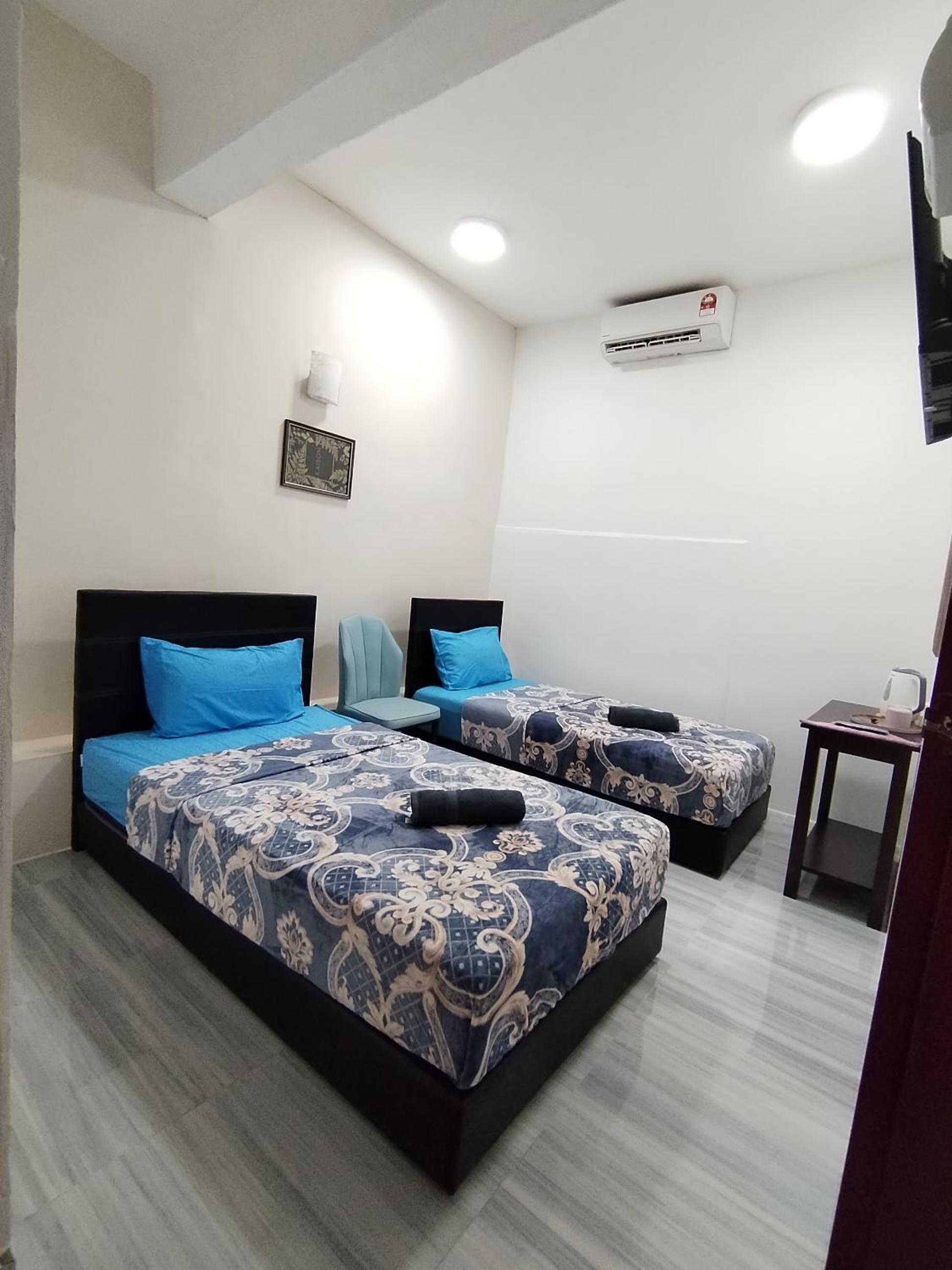 Twin Room with Bathroom photo 2