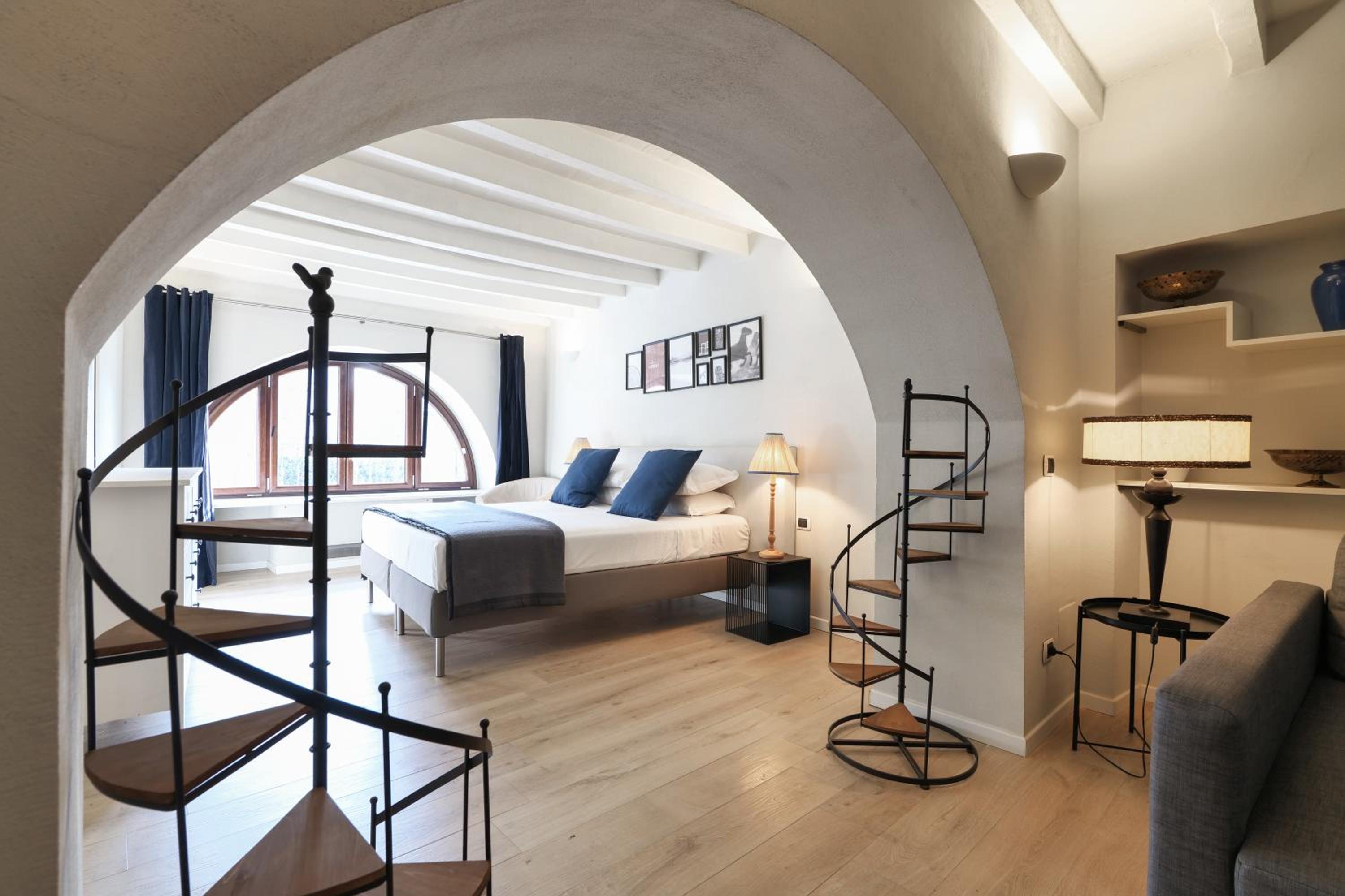One-Bedroom Apartment - Via Rosales 1