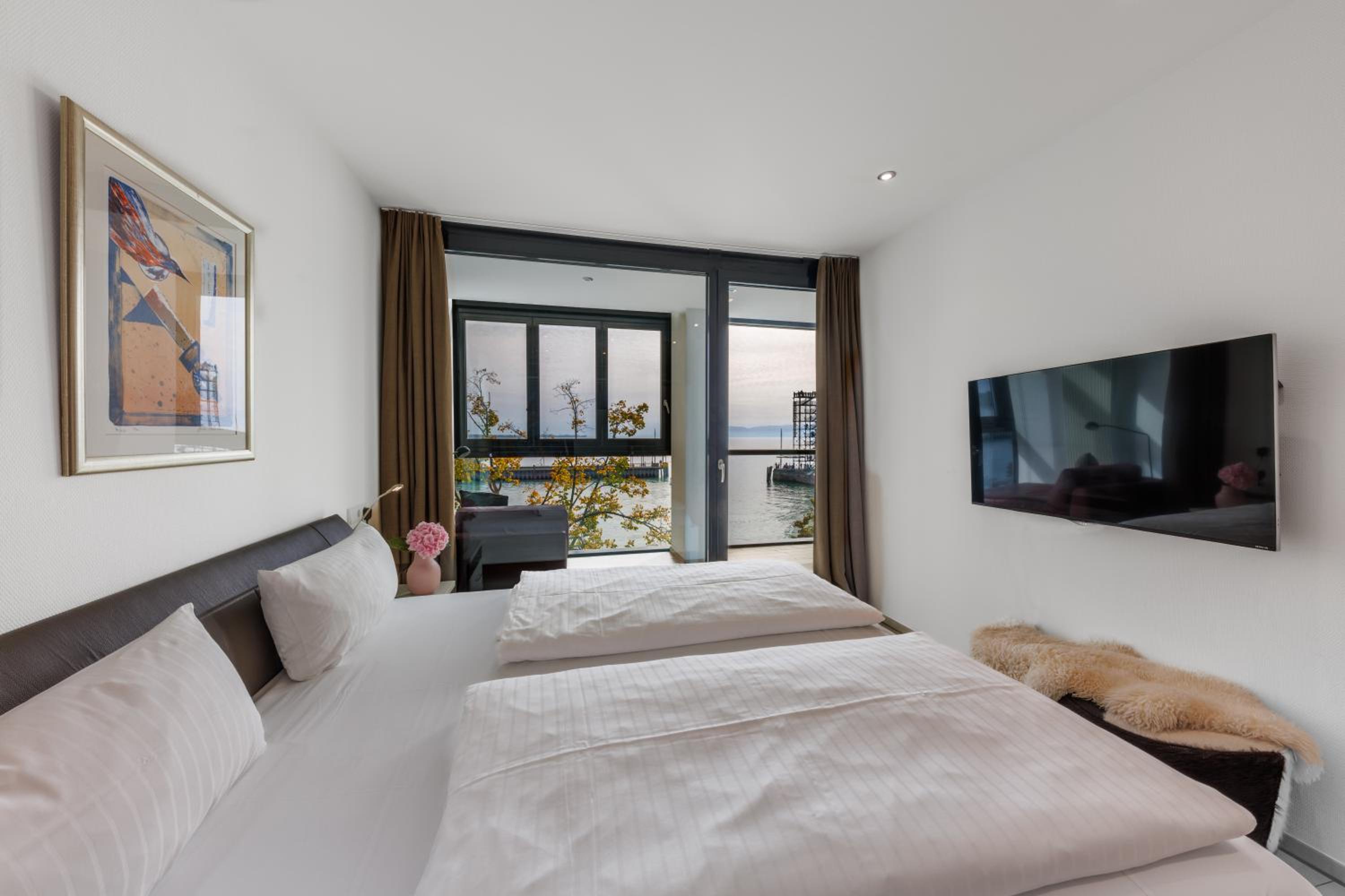 Suite with Lake View - Photo 1