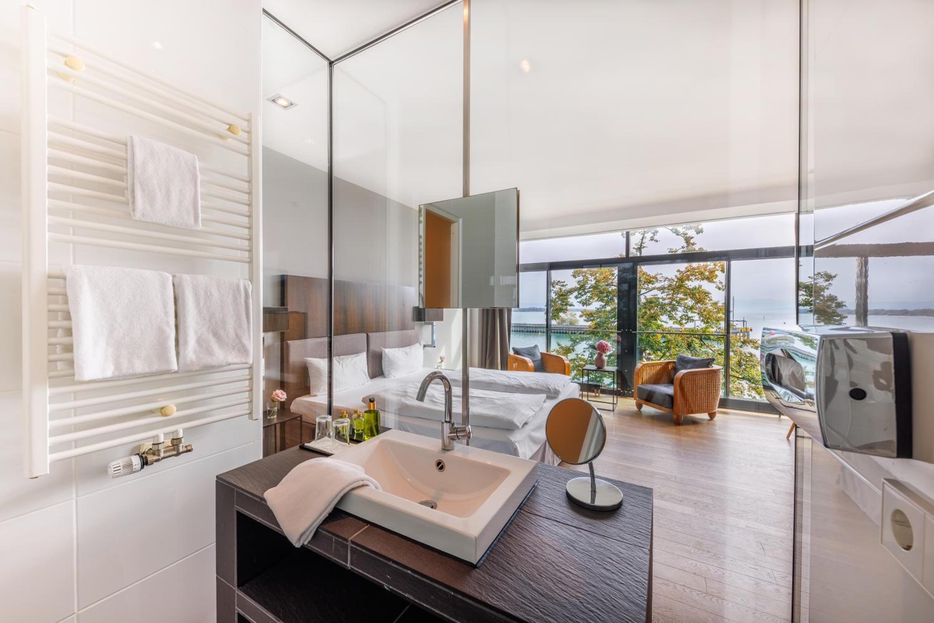 Double Room with Lake View - Photo 2