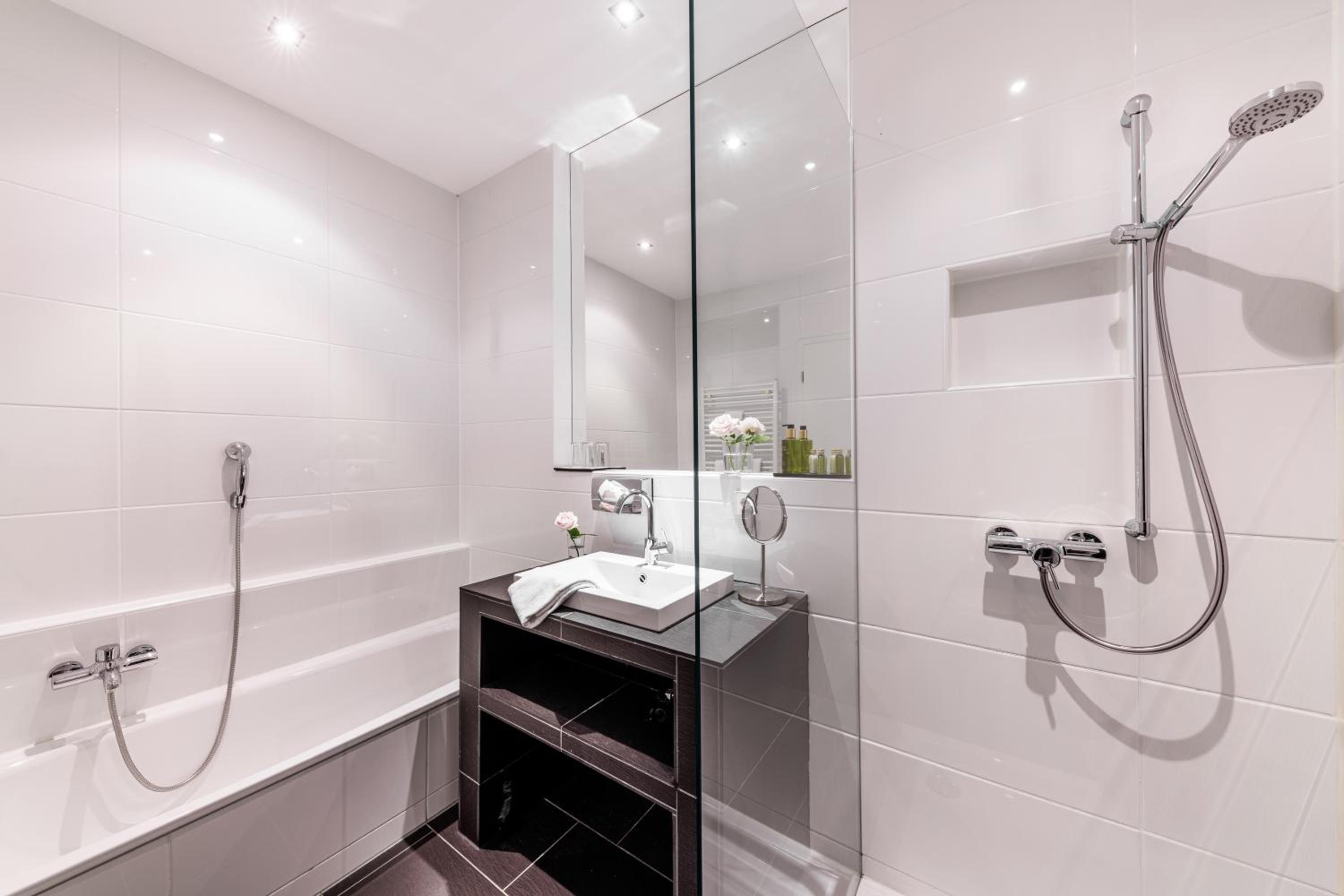 Deluxe Double Room with Lake View - Photo 6