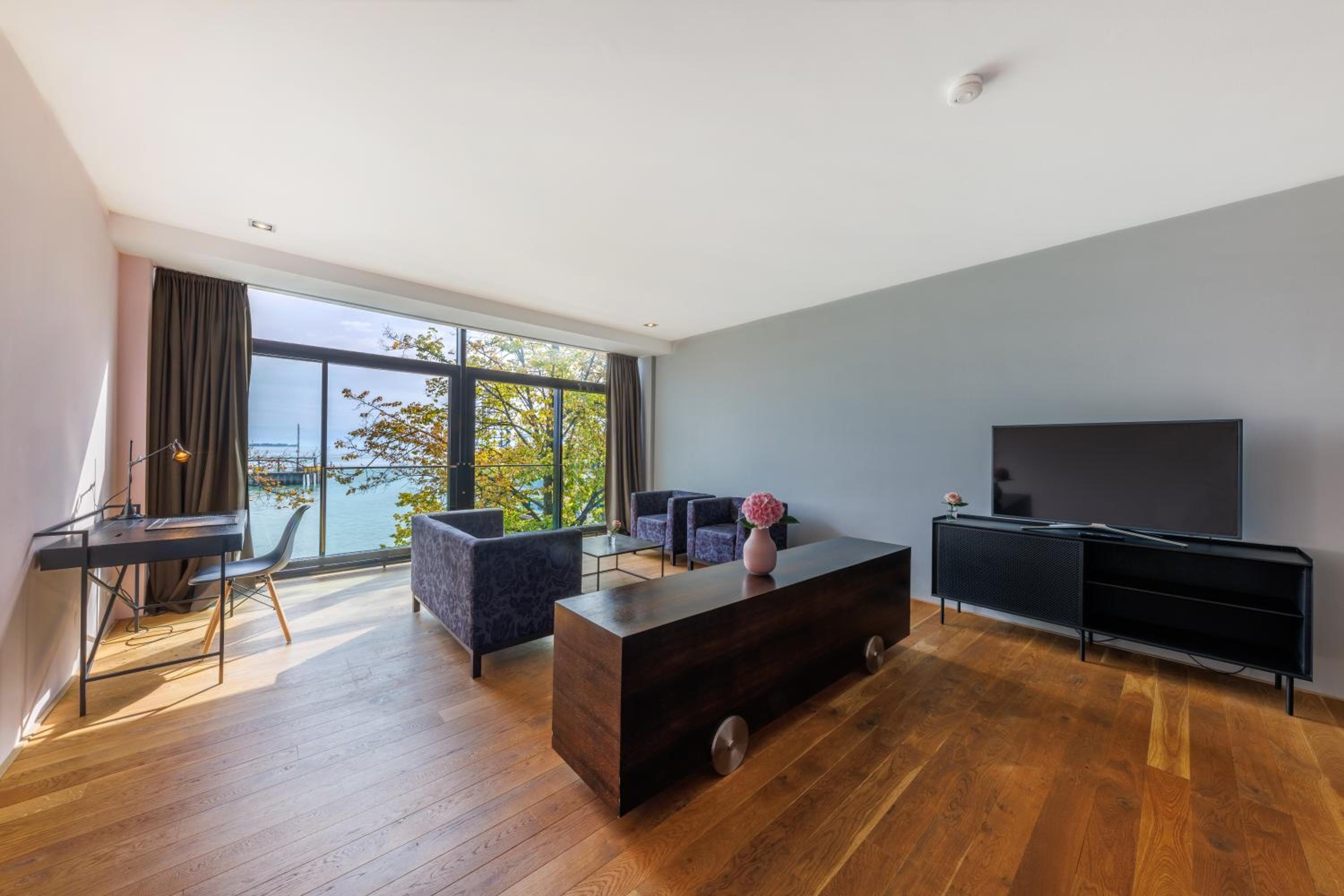 Deluxe Double Room with Lake View - Photo 1