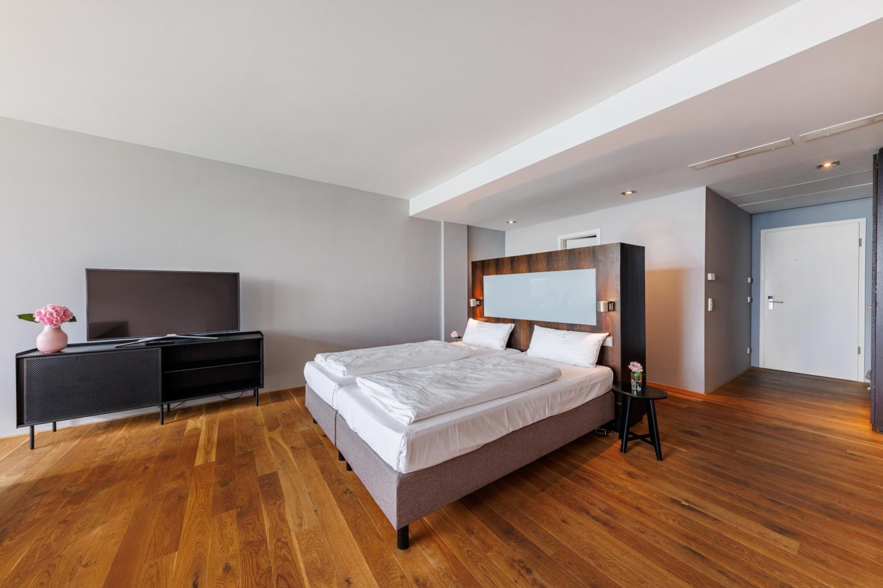 Deluxe Double Room with Lake View - Photo 3