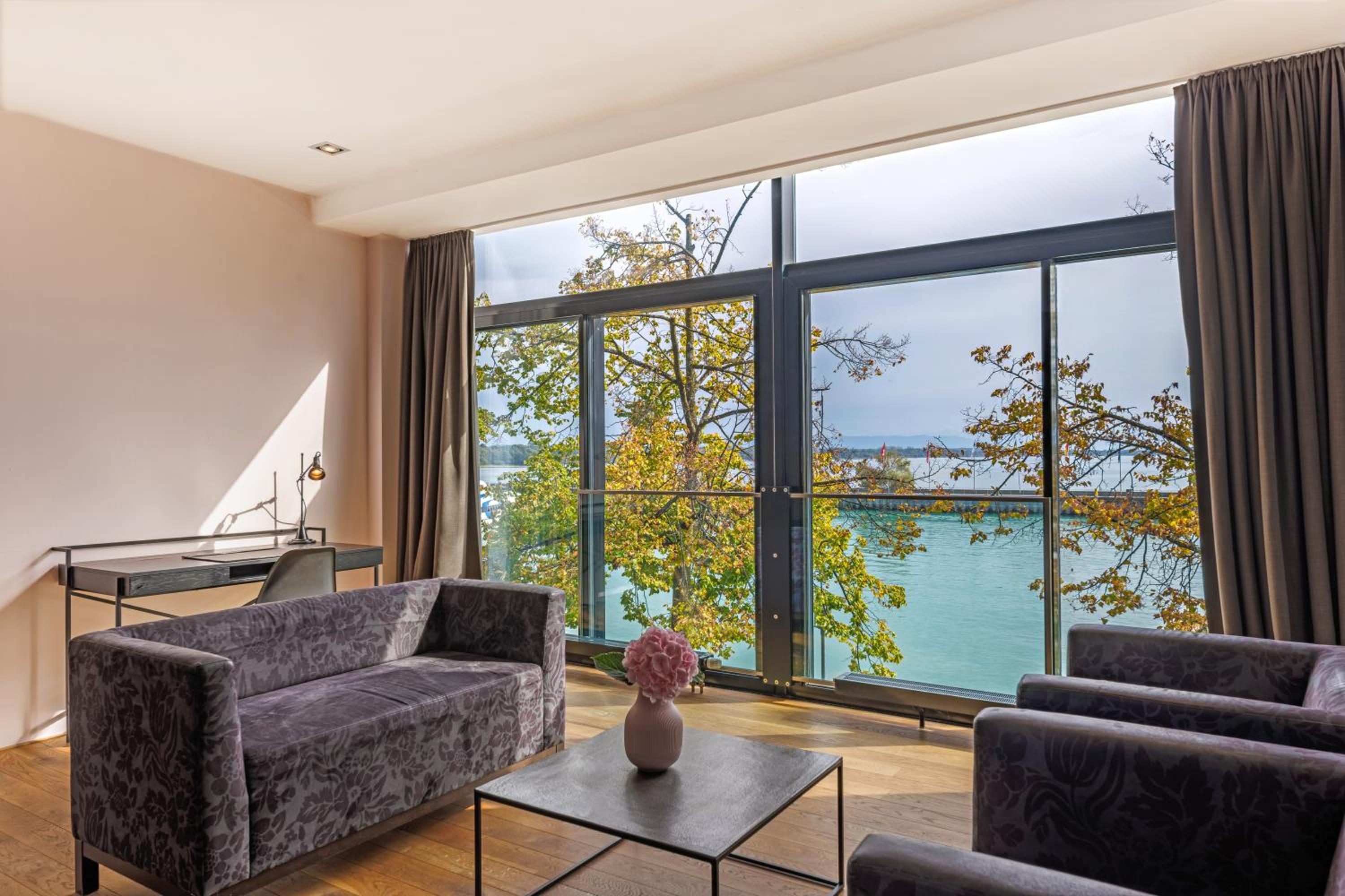 Deluxe Double Room with Lake View - Photo 4