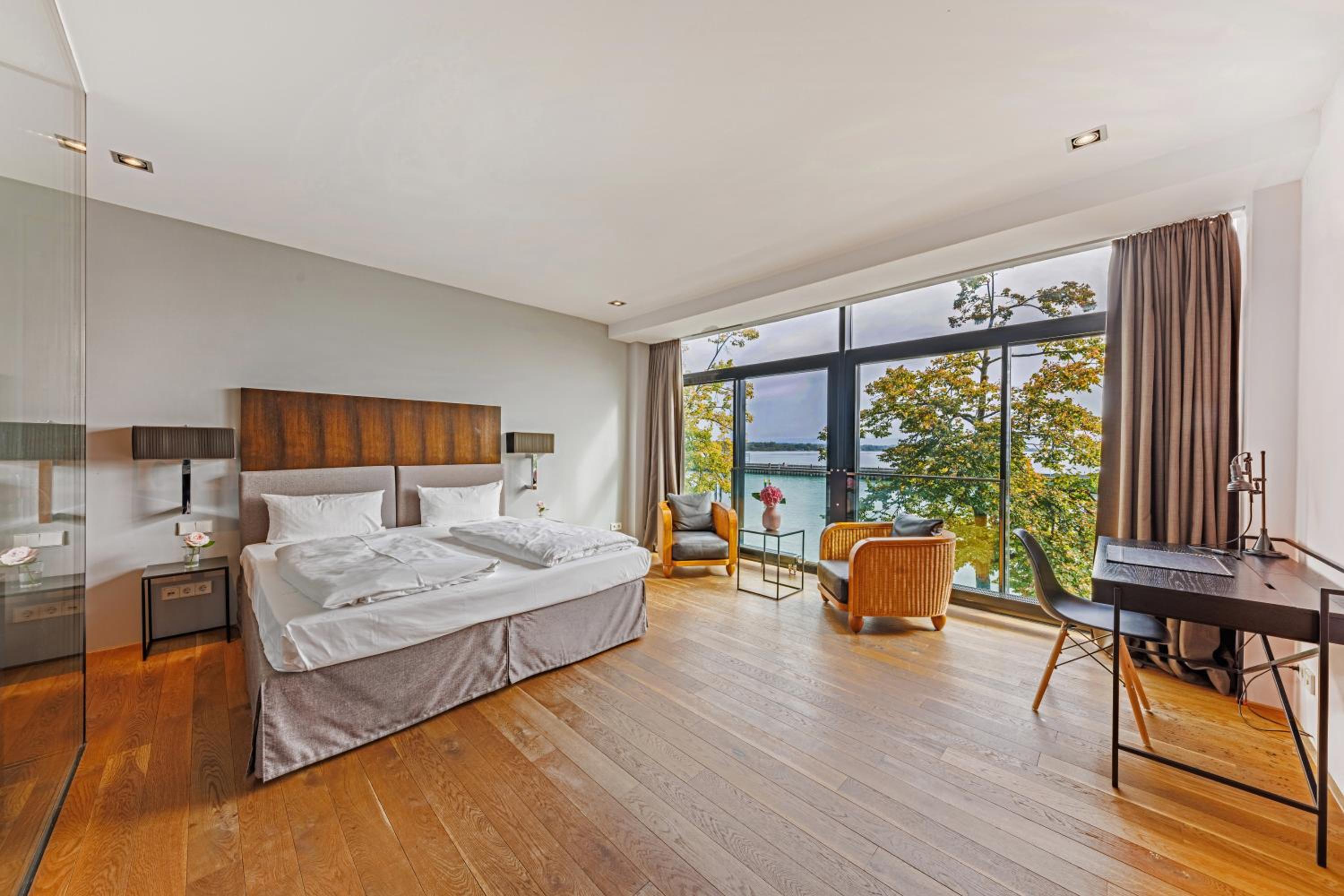 Double Room with Lake View - Photo 3