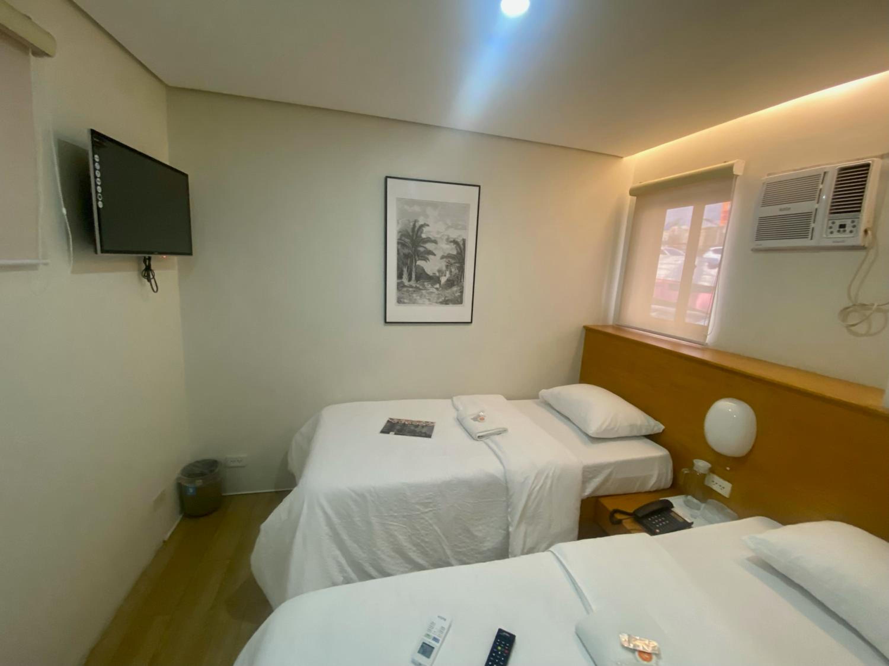 Twin Room with Bathroom - Photo 3