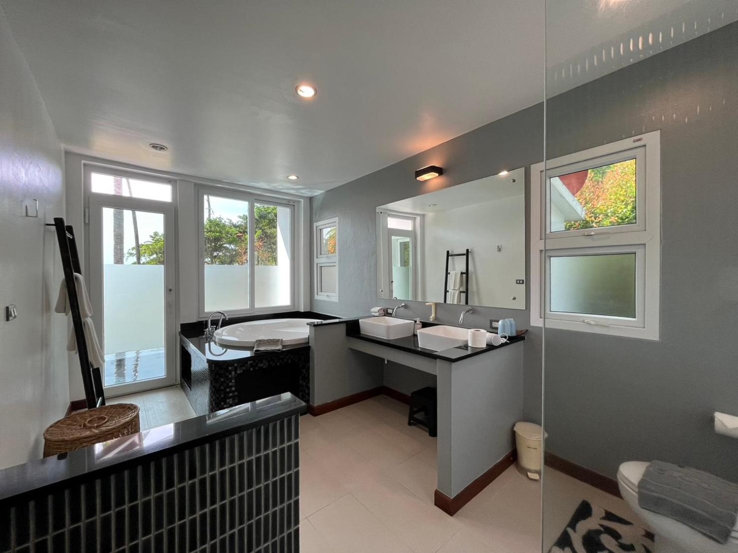 Four-Bedroom Villa - Photo 31
