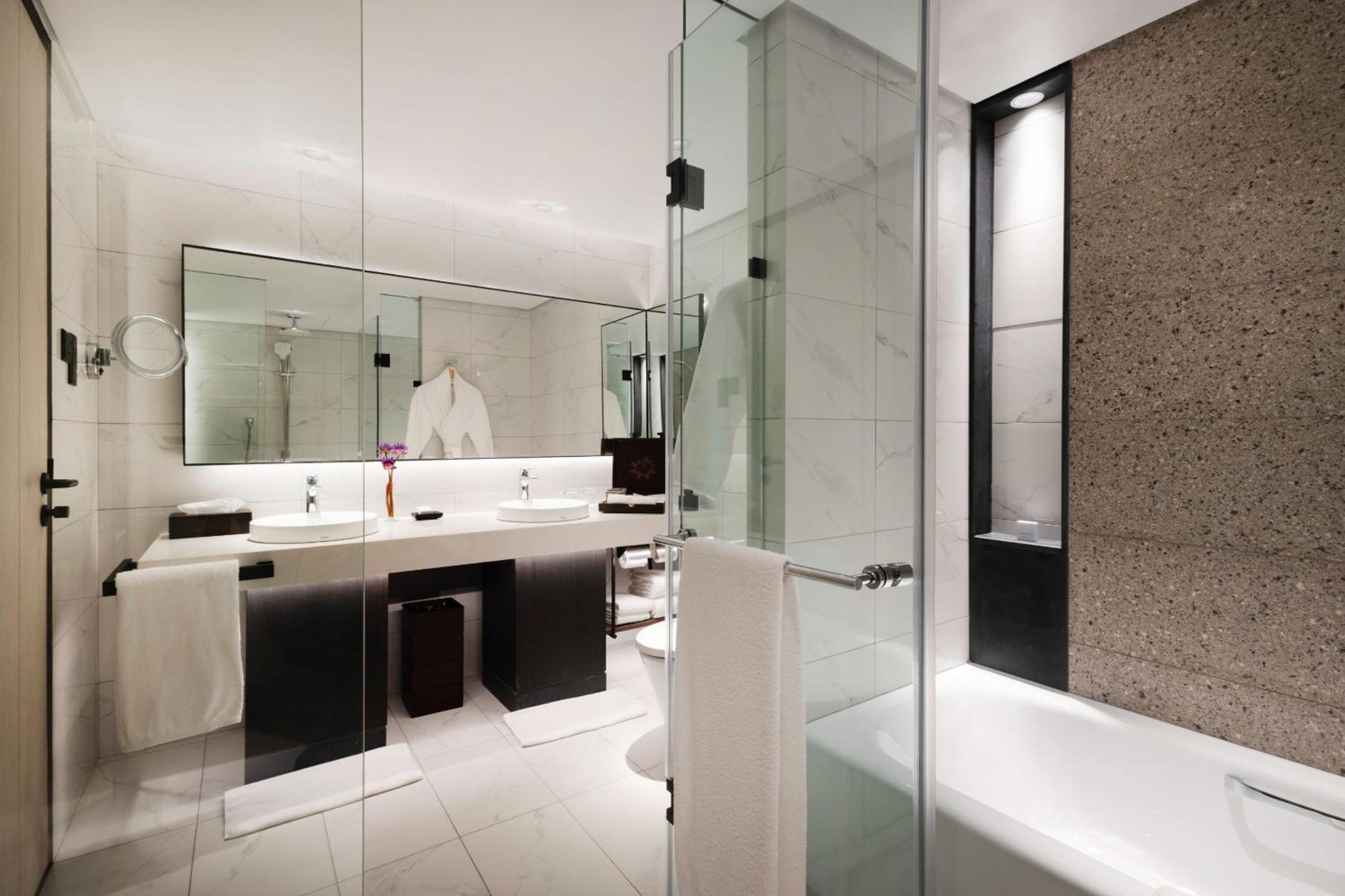 Deluxe King Suite with Sea View - Photo 5