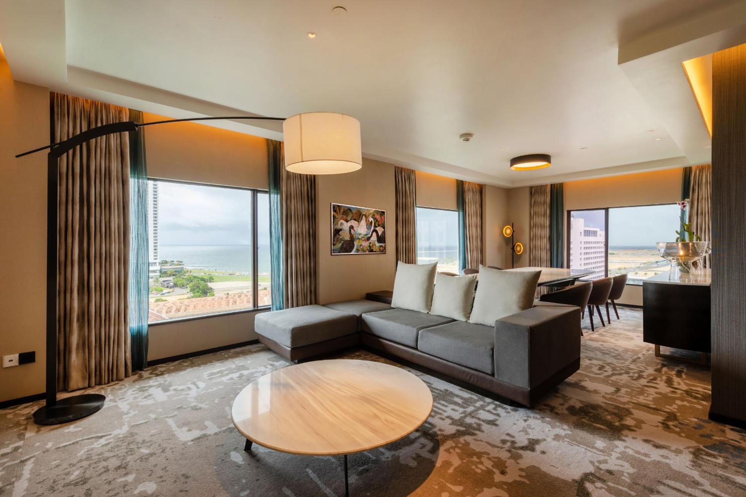 Deluxe King Suite with Sea View - Photo 7
