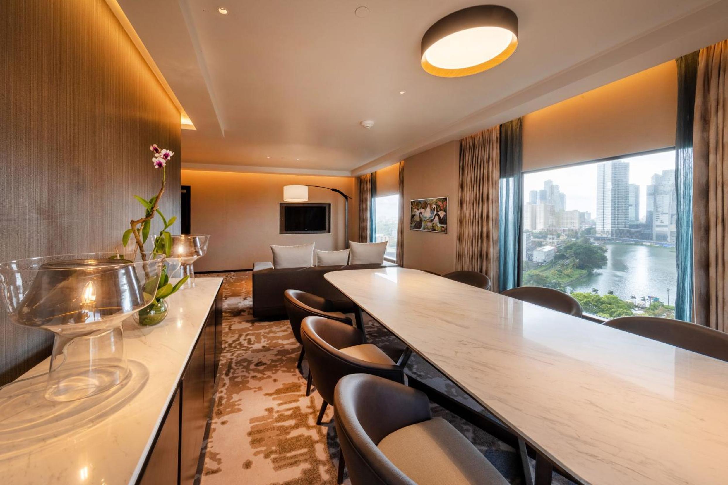 Deluxe King Suite with Sea View - Photo 6