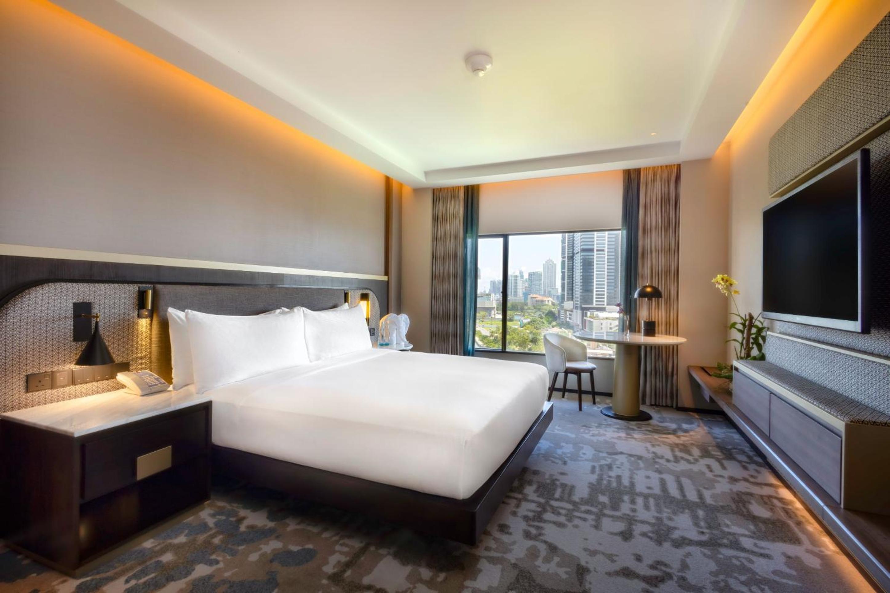 Deluxe King Suite with Sea View - Photo 4