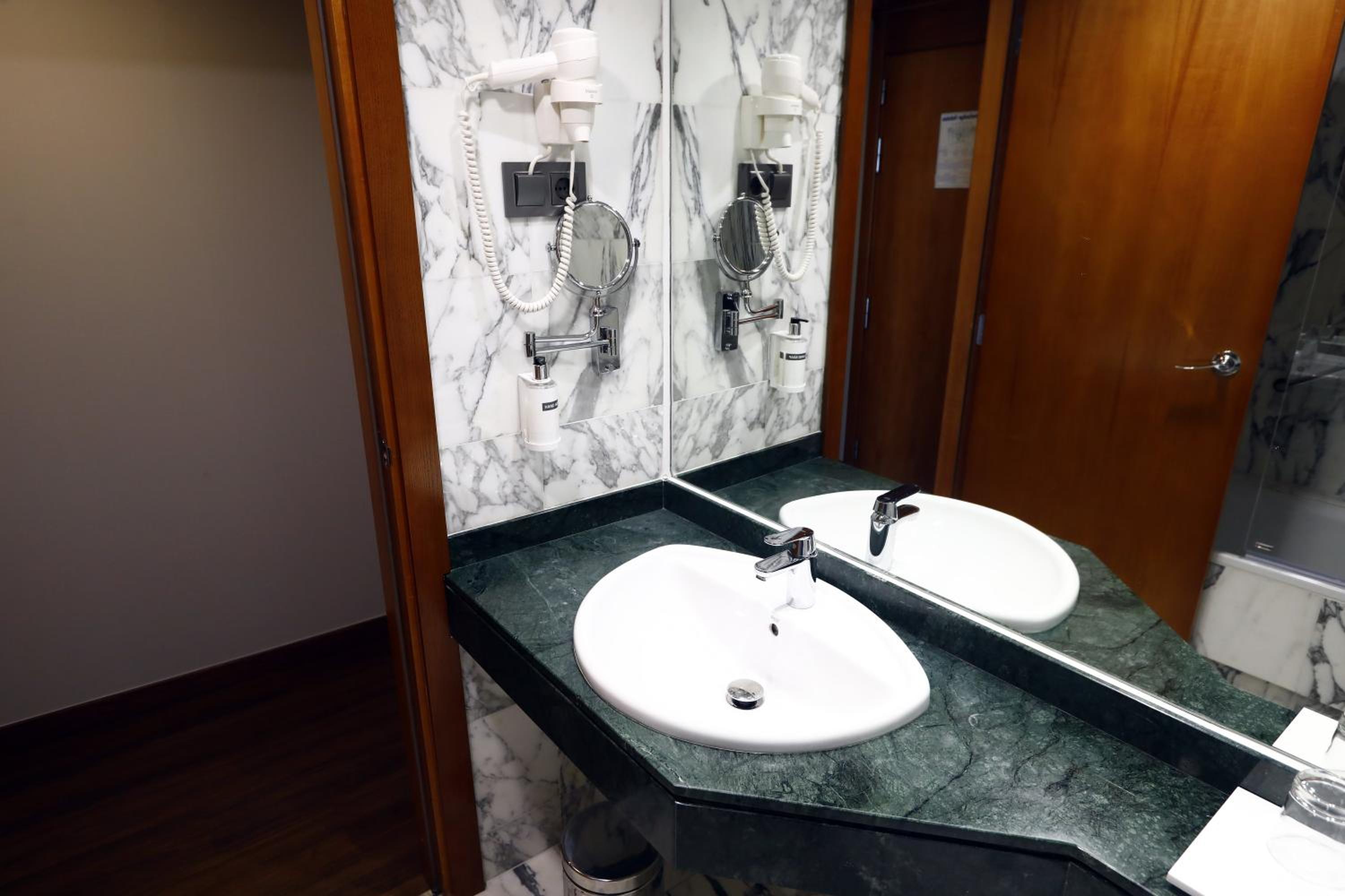 Standard Twin Room - Photo 14