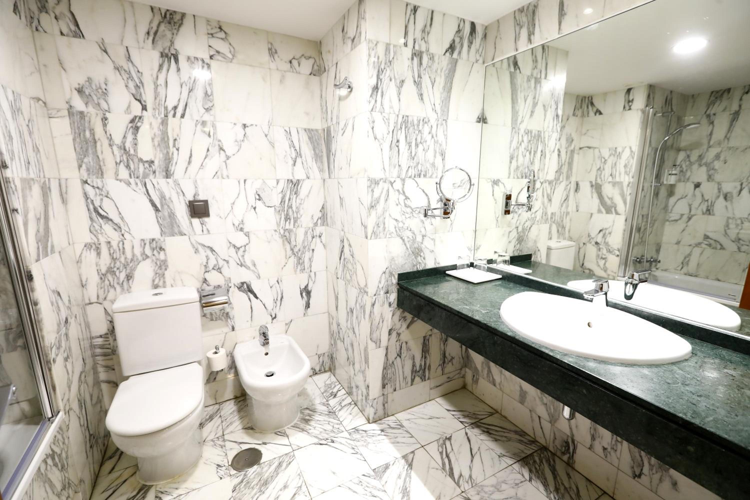 Standard Twin Room - Photo 13