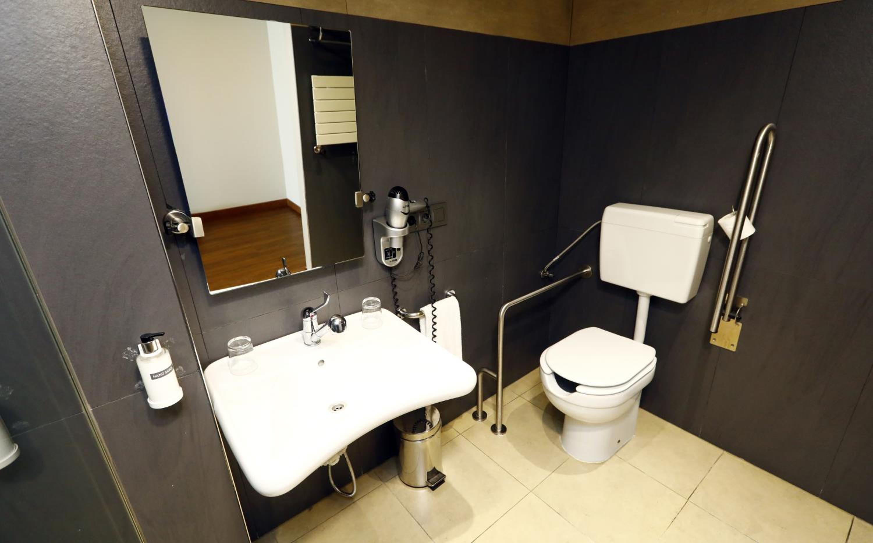 Double Room - Disability Access - Photo 11