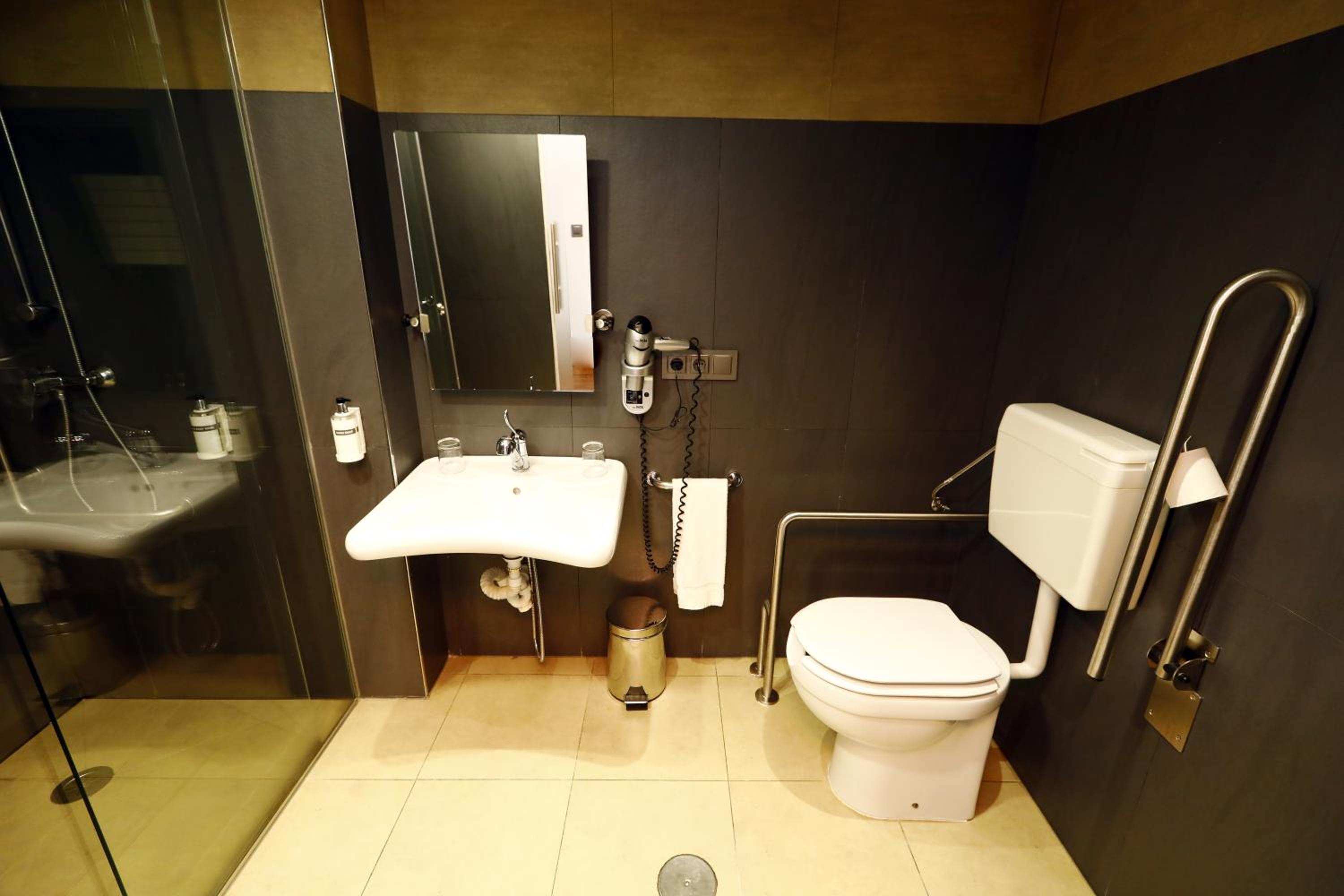 Double Room - Disability Access - Photo 10