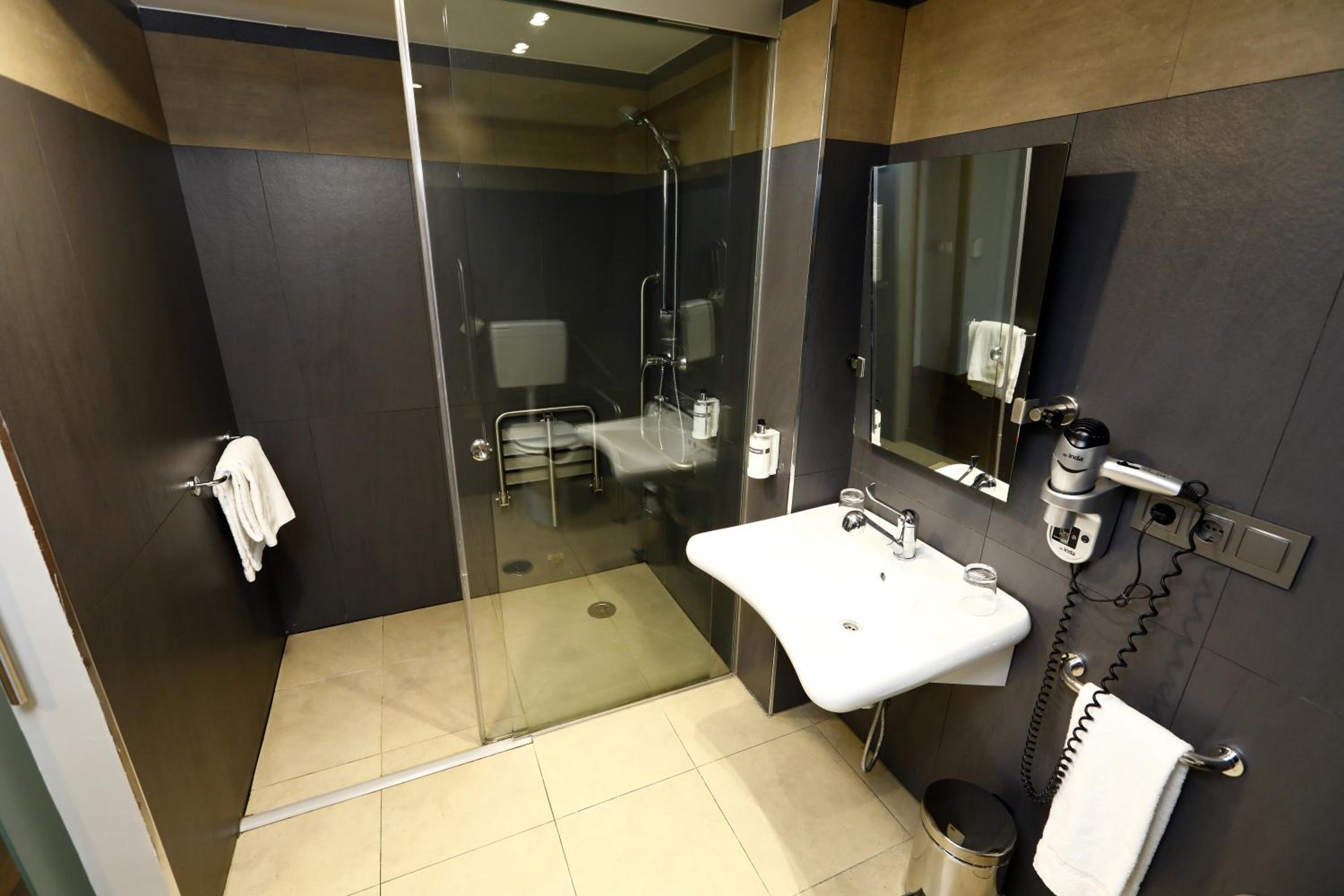 Double Room - Disability Access - Photo 9