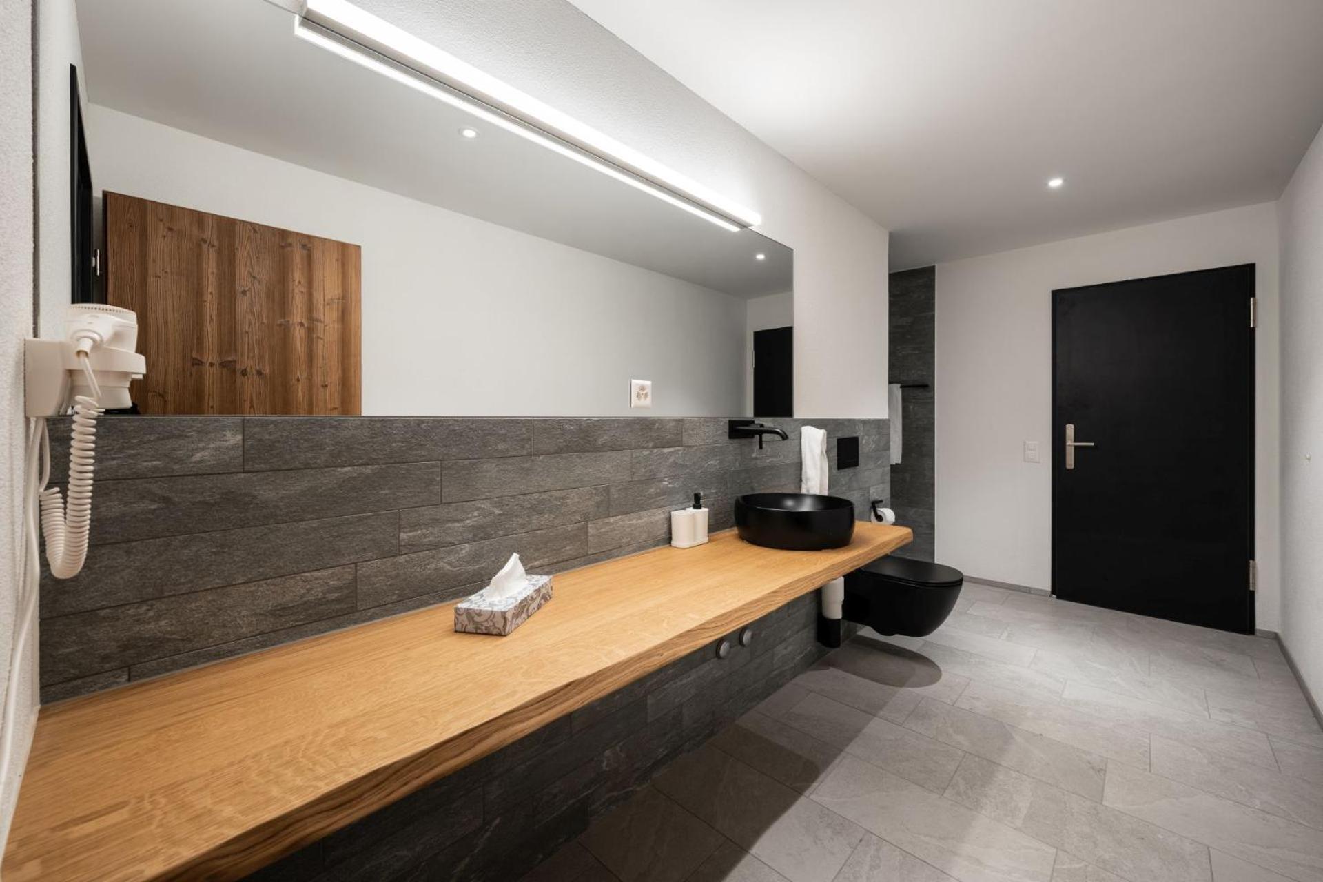 One-Bedroom Suite - Photo 2