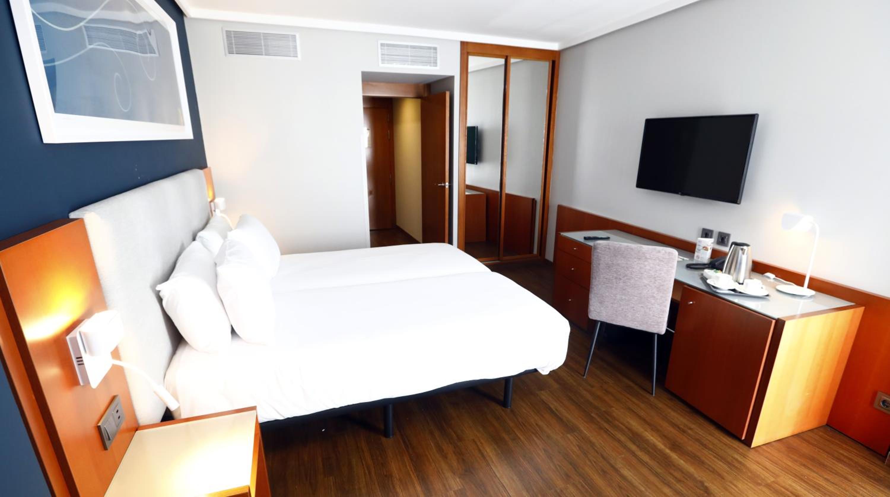 Standard Twin Room - Photo 7