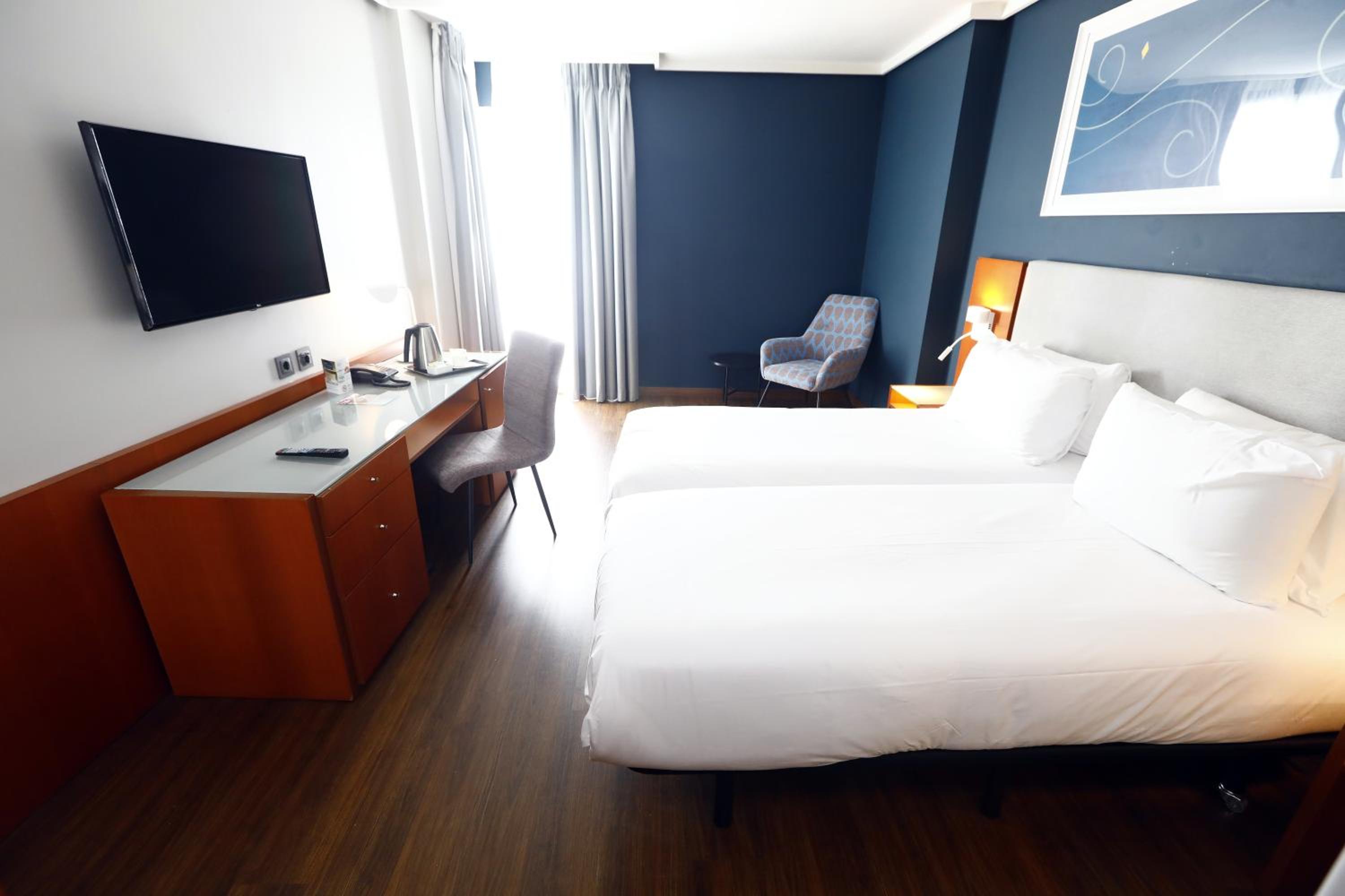 Standard Twin Room - Photo 6