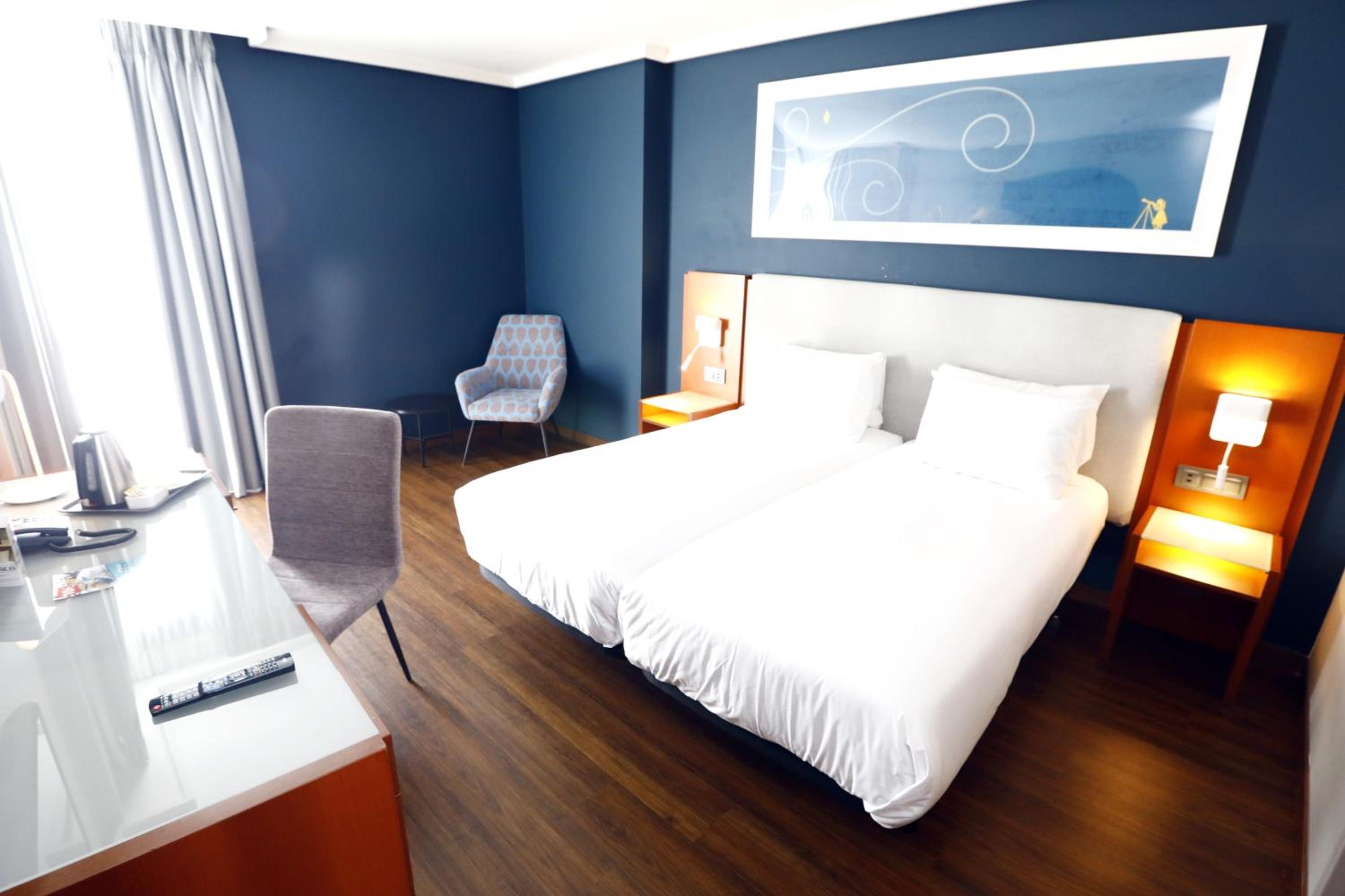 Standard Twin Room - Photo 11