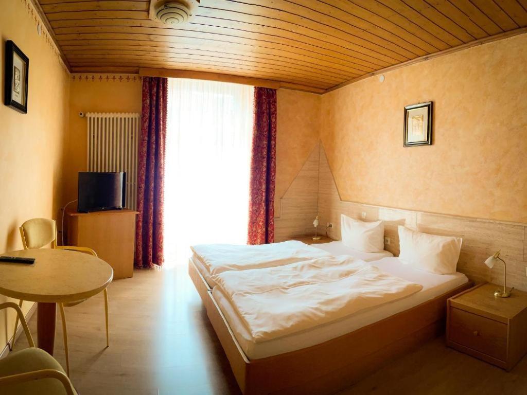 Economy Double Room - Photo 11