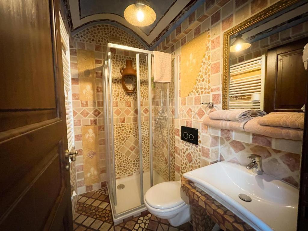 Deluxe Double Room with Shower - Photo 9