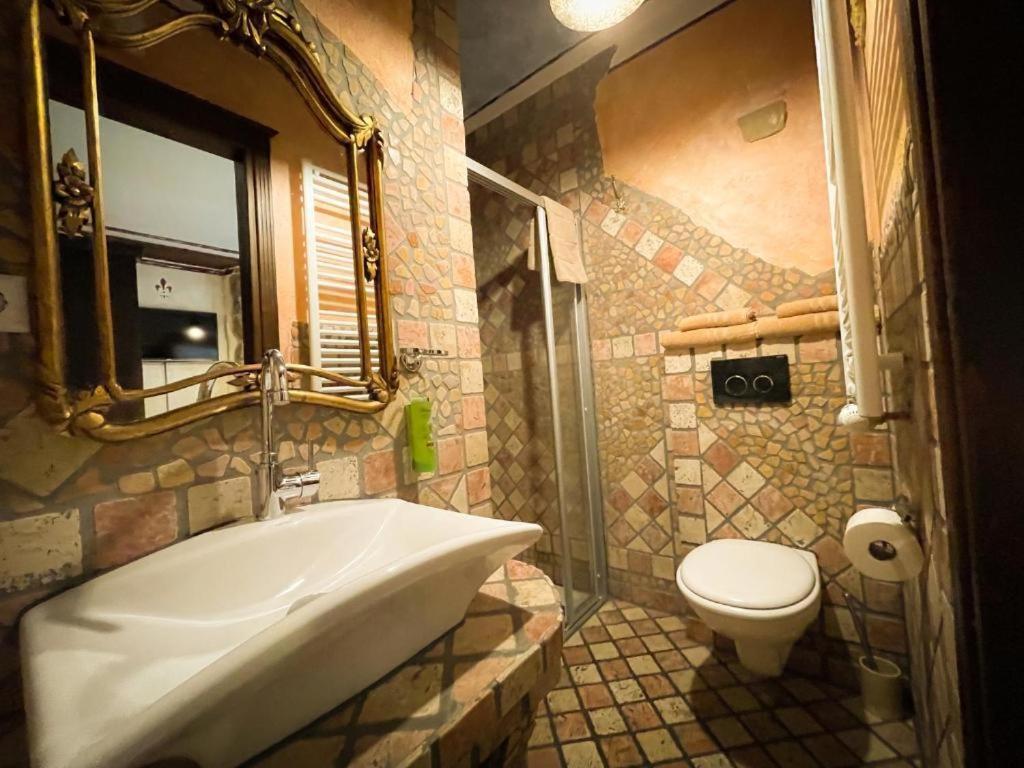 Deluxe Double Room with Shower - Photo 10