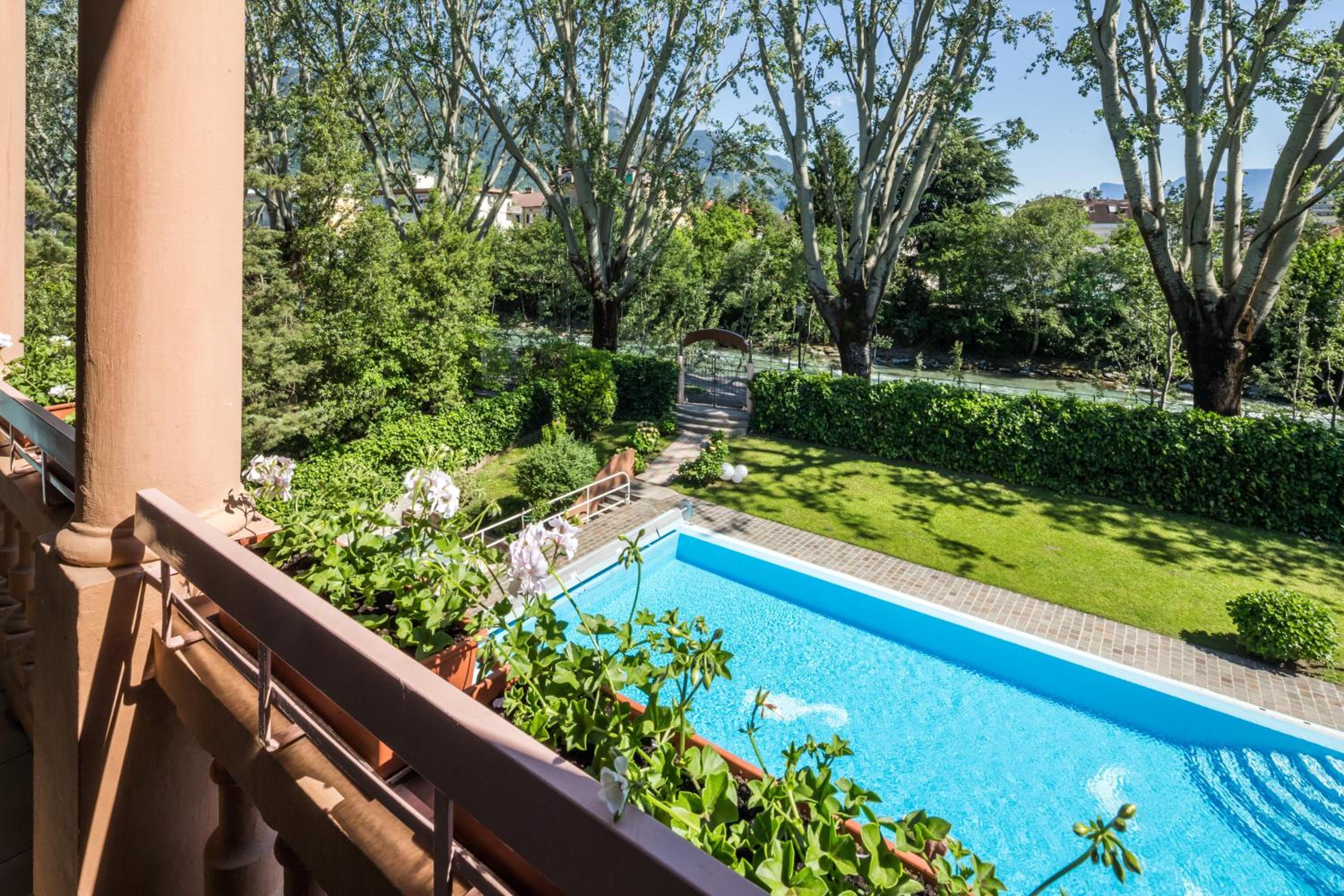 Deluxe Double Room with River View and Balcony - Photo 9