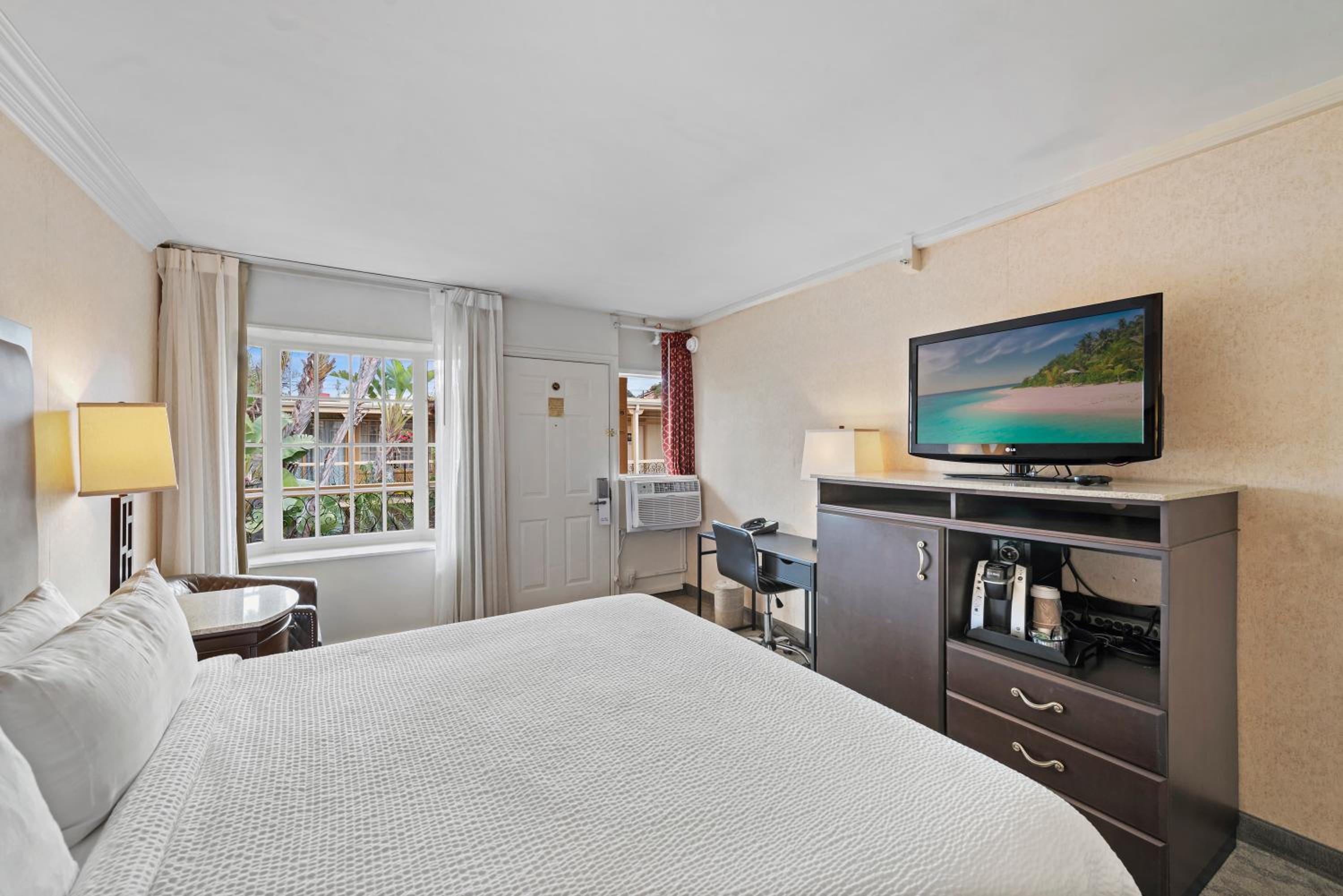 Standard King Room [South Building] - Photo 5