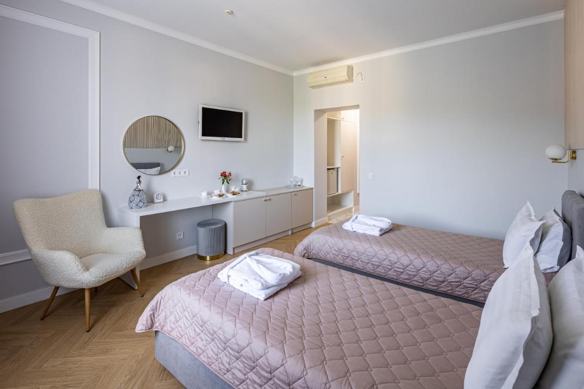 Double or Twin Room photo 3
