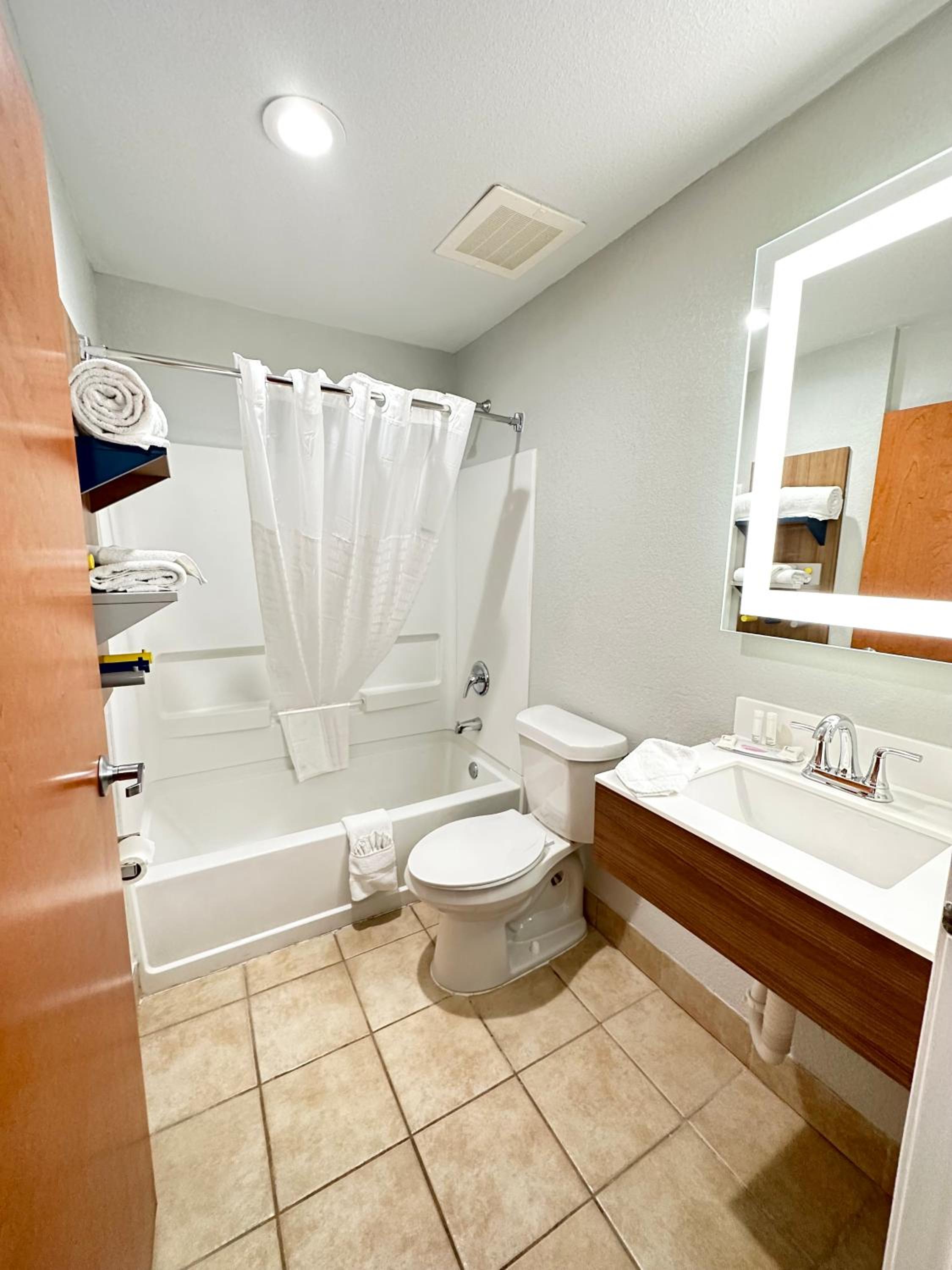 Studio Queen Suite - Non-Smoking - Photo 3