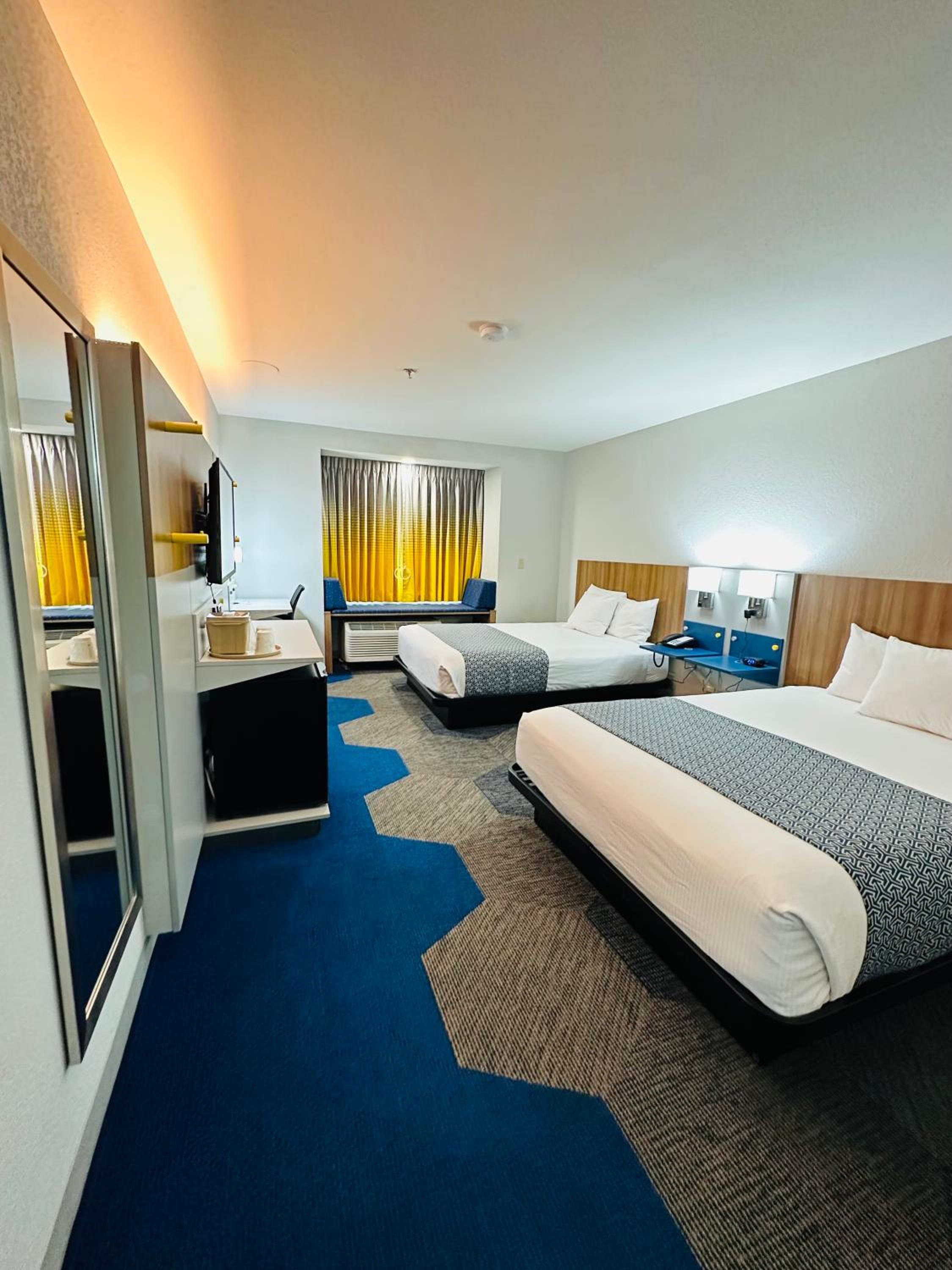 Queen Room with Two Queen Beds - Non-Smoking - Photo 4