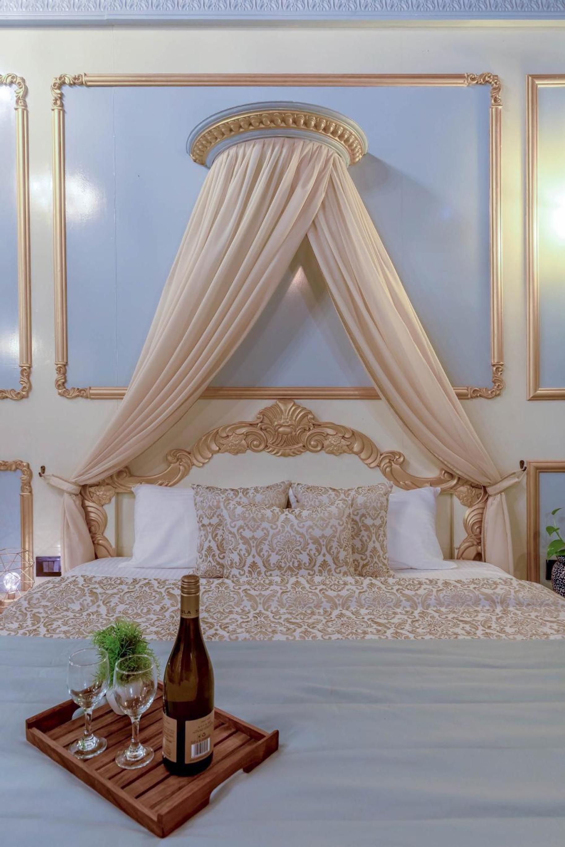 Deluxe King Room - Photo 12