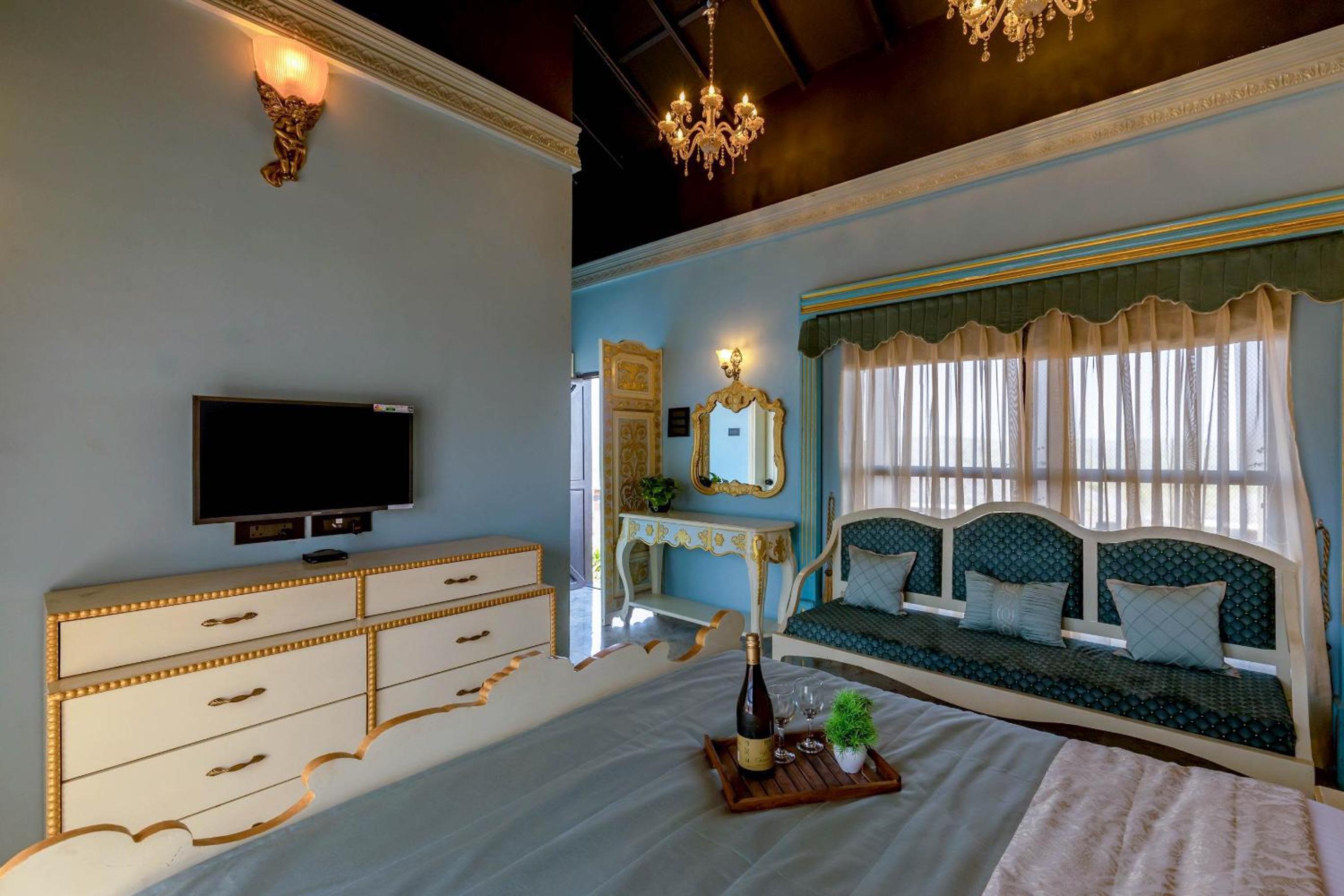 Deluxe King Room - Photo 13