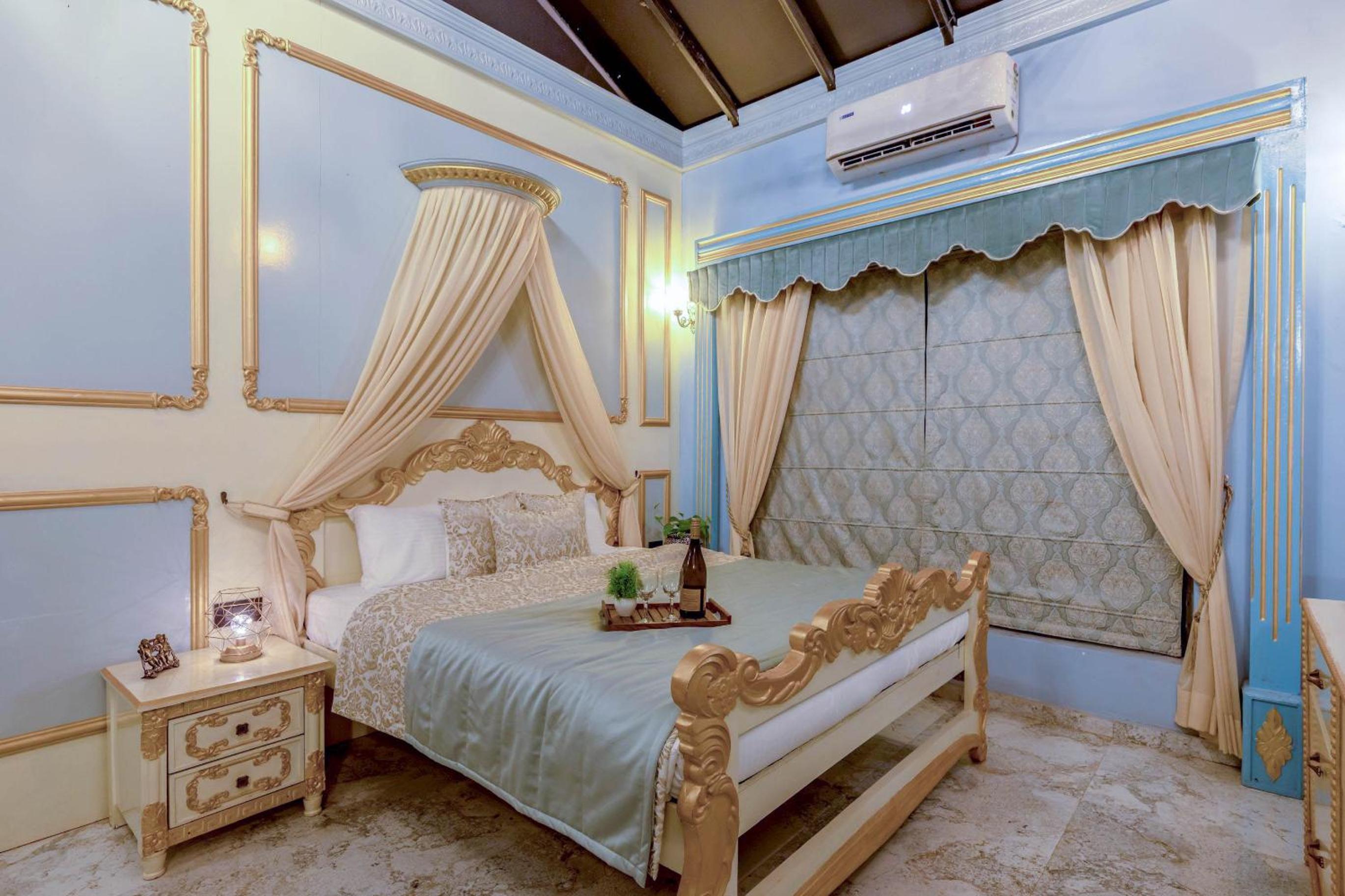Deluxe King Room - Photo 11