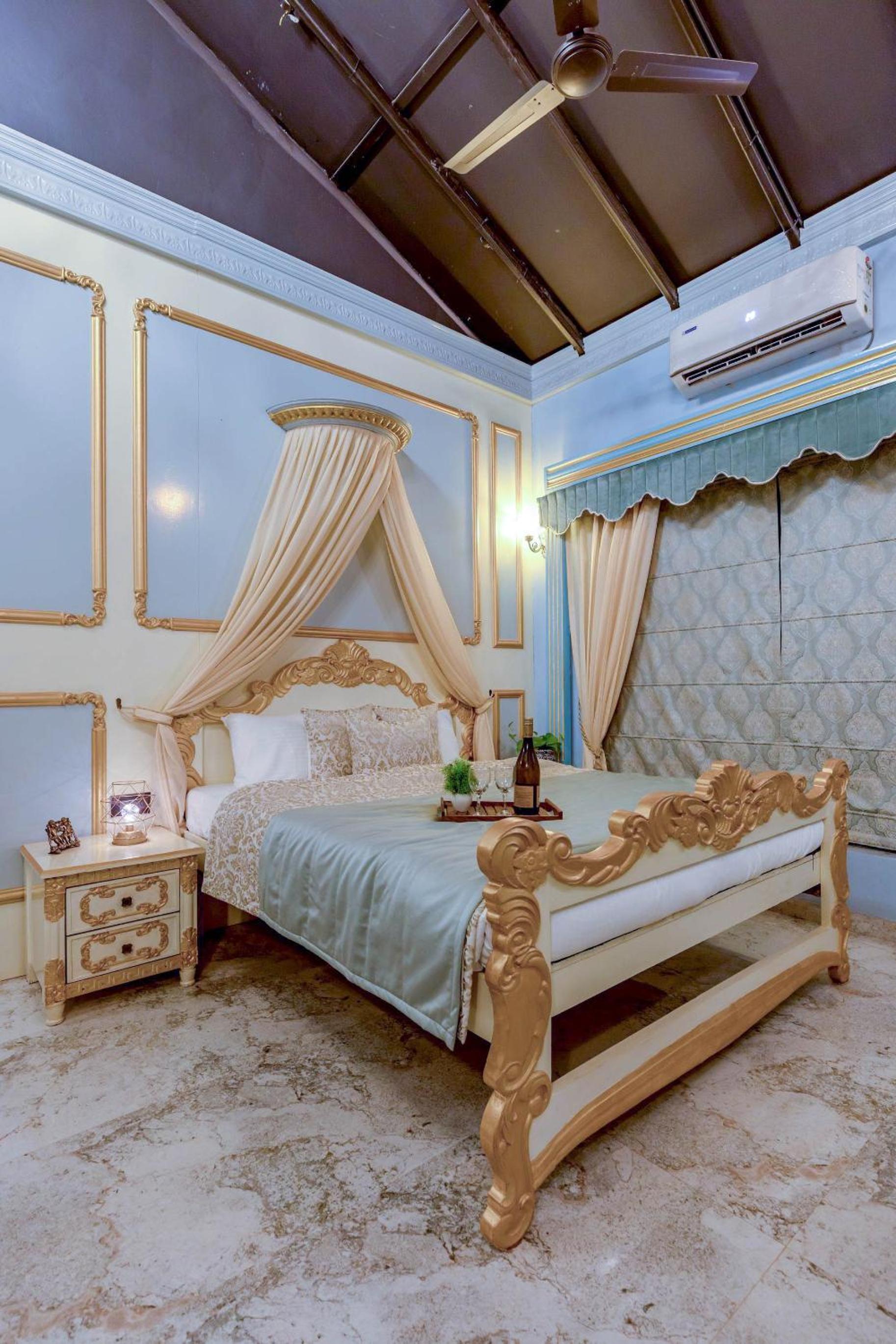 Deluxe King Room - Photo 10