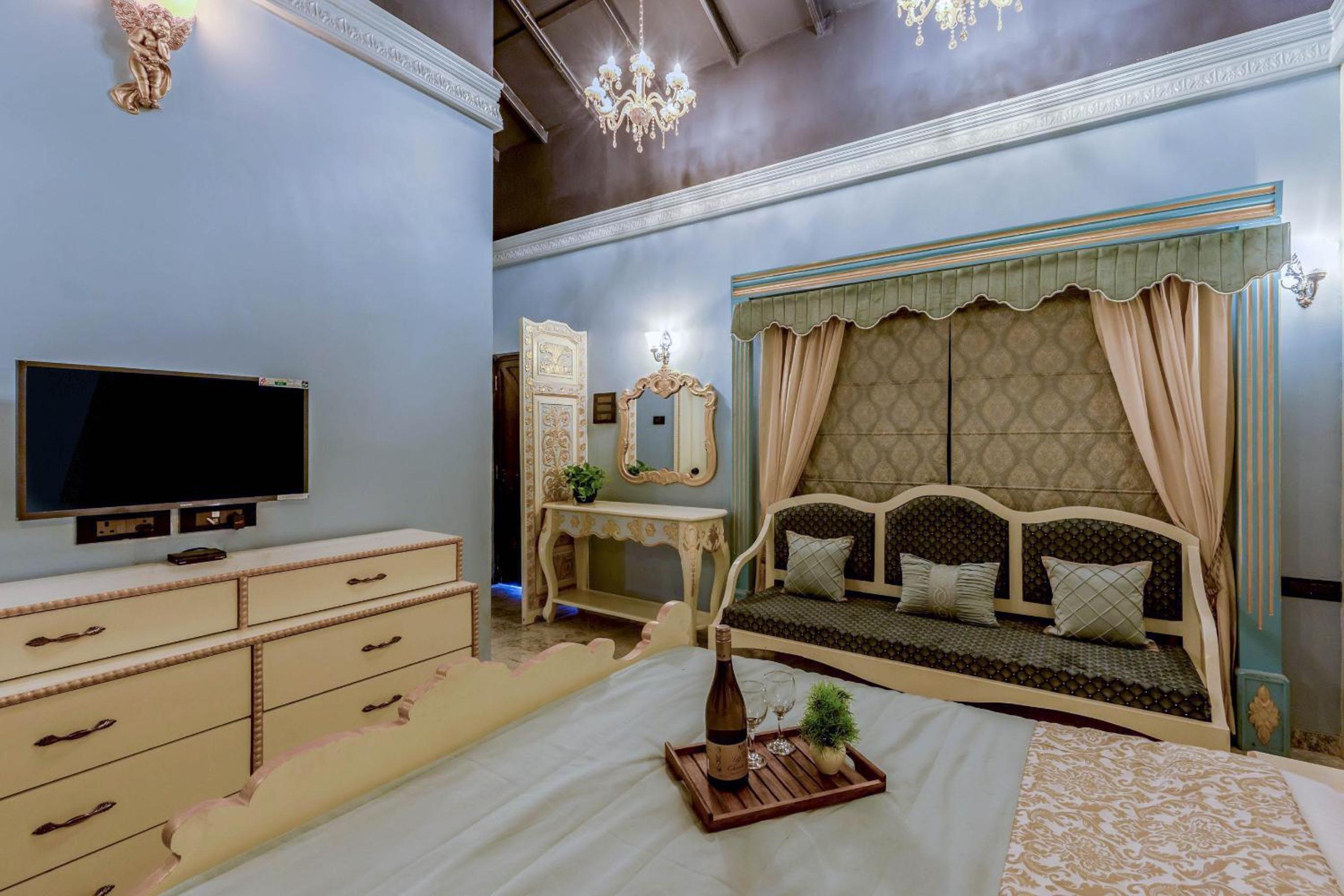 Deluxe King Room - Photo 8