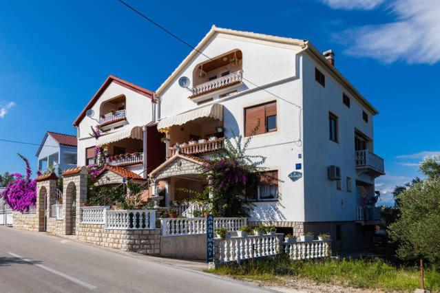One-Bedroom Apartment with Balcony and City View photo 2