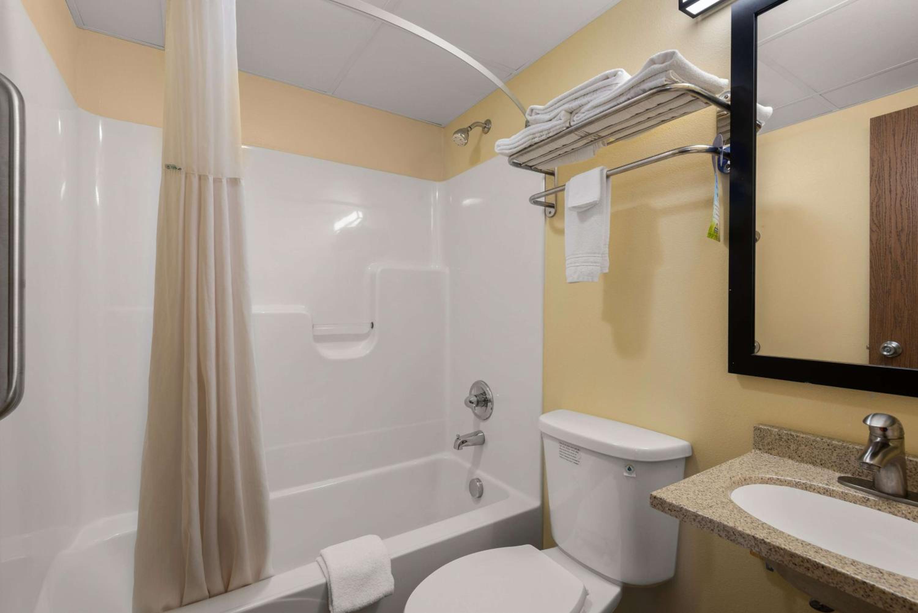 Queen Room - Pet Friendly/Non-Smoking - Photo 4