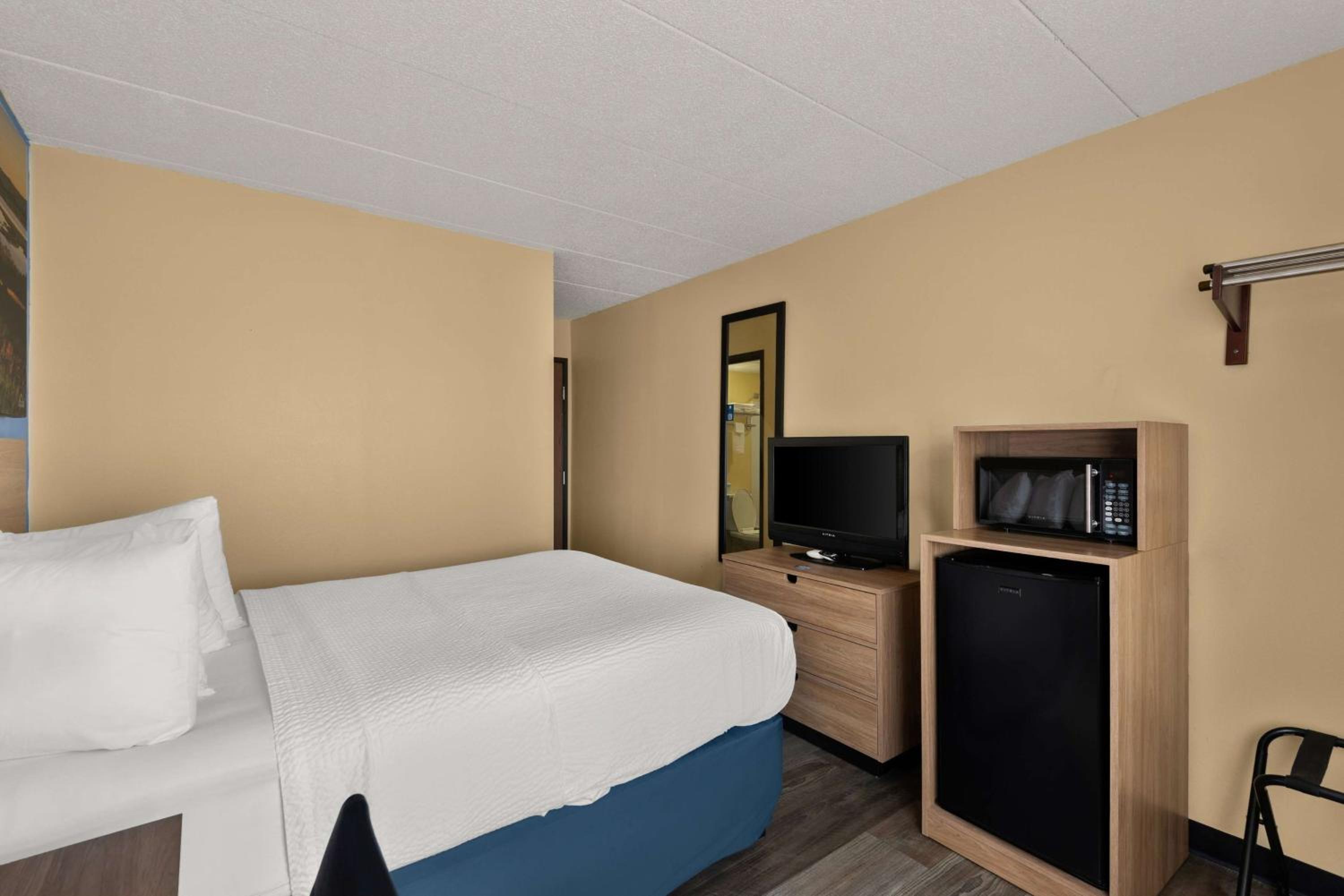 Queen Room - Pet Friendly/Non-Smoking - Photo 3