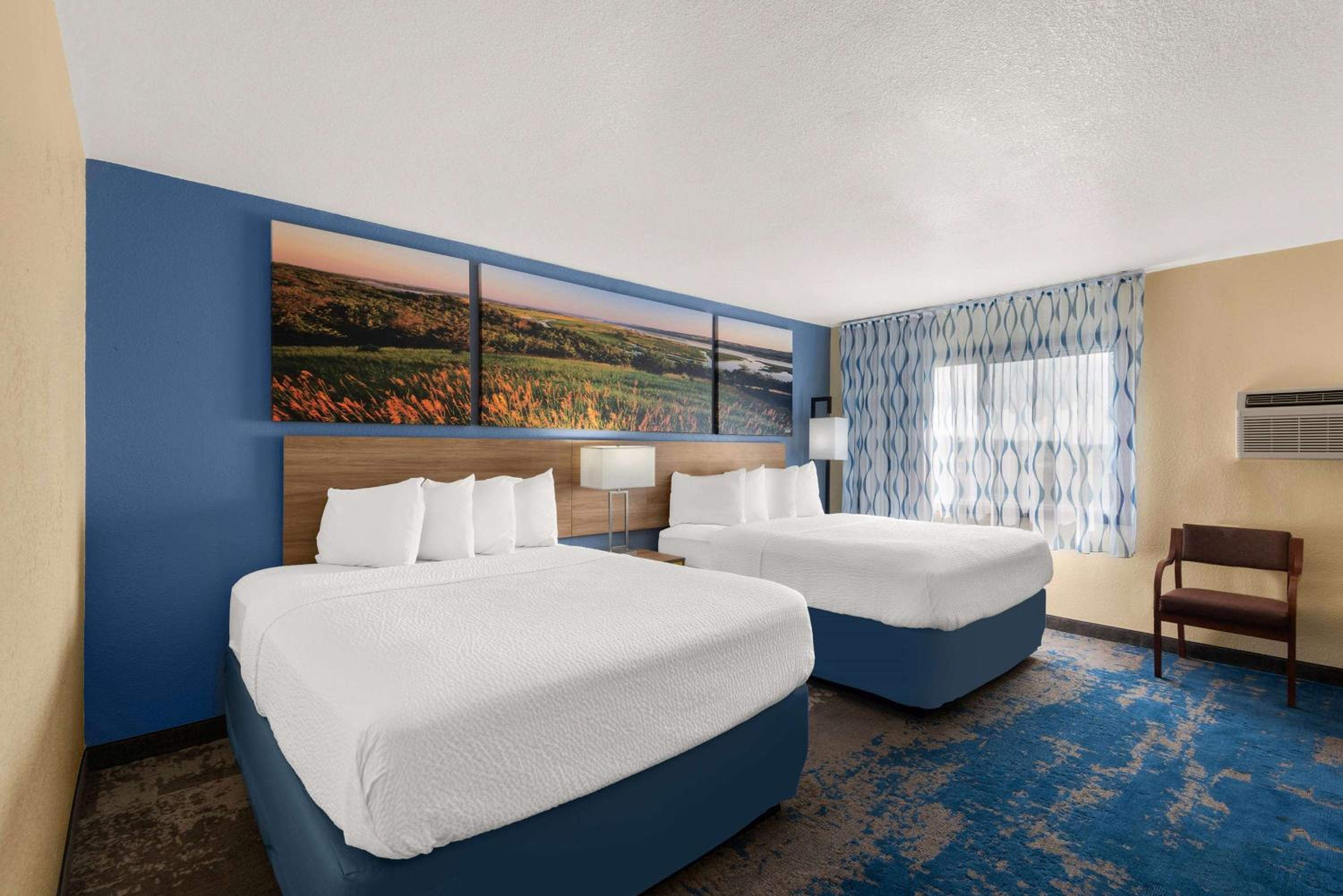 Queen Room with Two Queen Beds - Non-Smoking - Photo 3