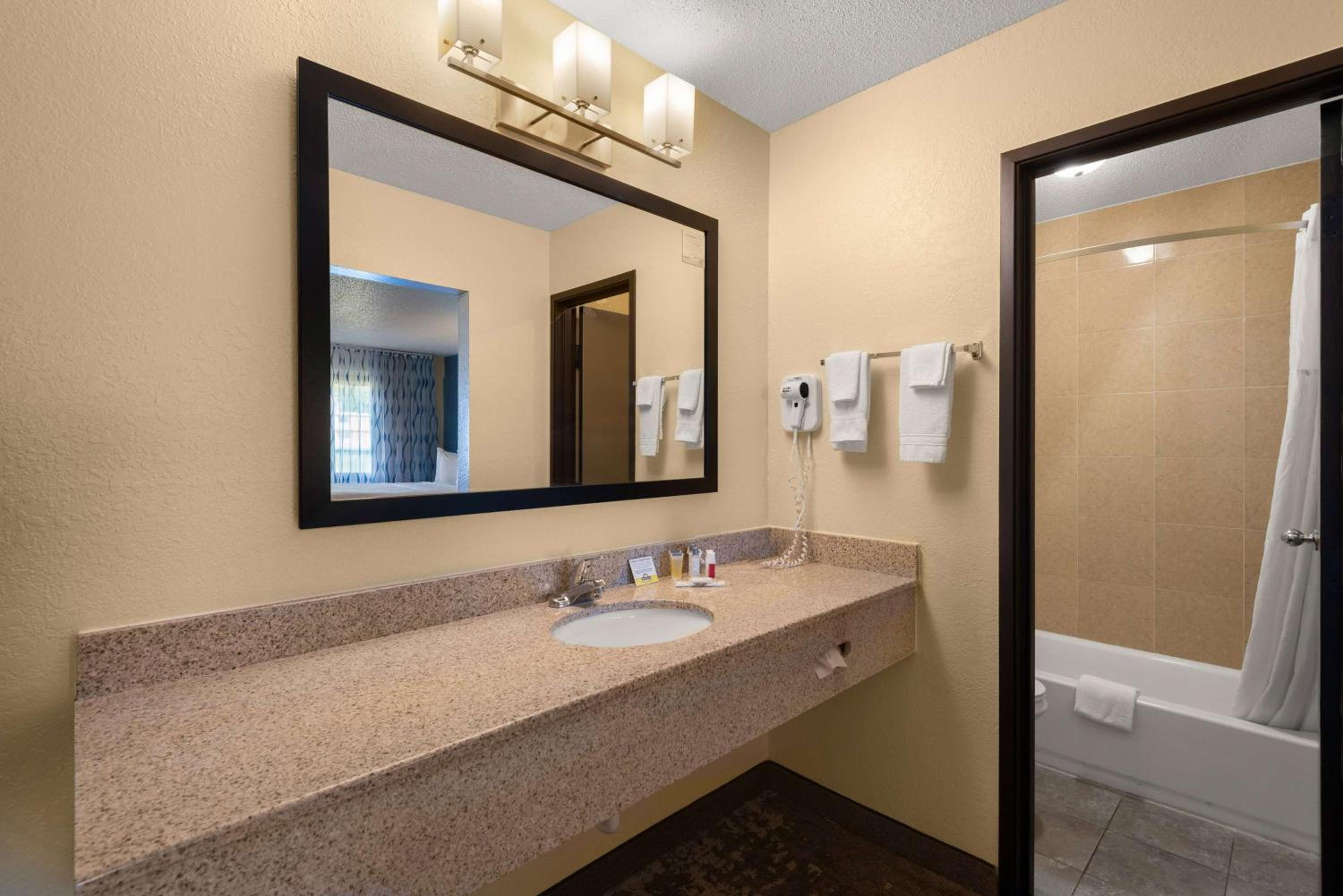 Queen Studio Suite/Second Floor, Non-Smoking - Photo 4