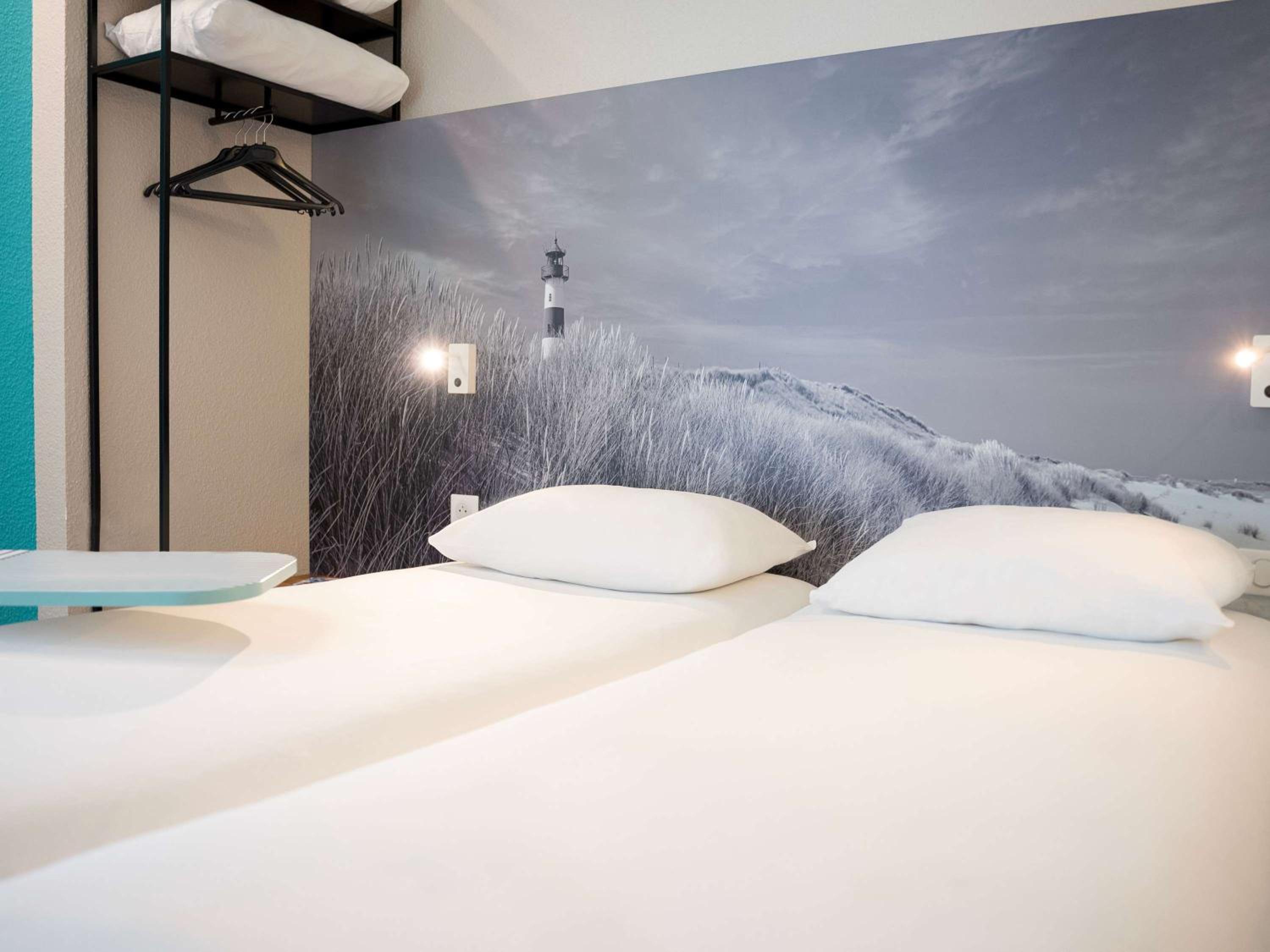 Standard Room with 2 Single Beds - Photo 4