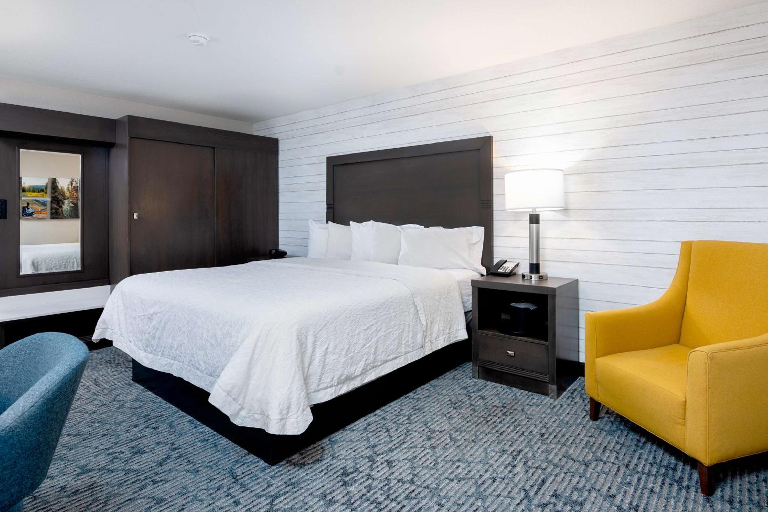 King Room with King Bed - Non-Smoking photo 2