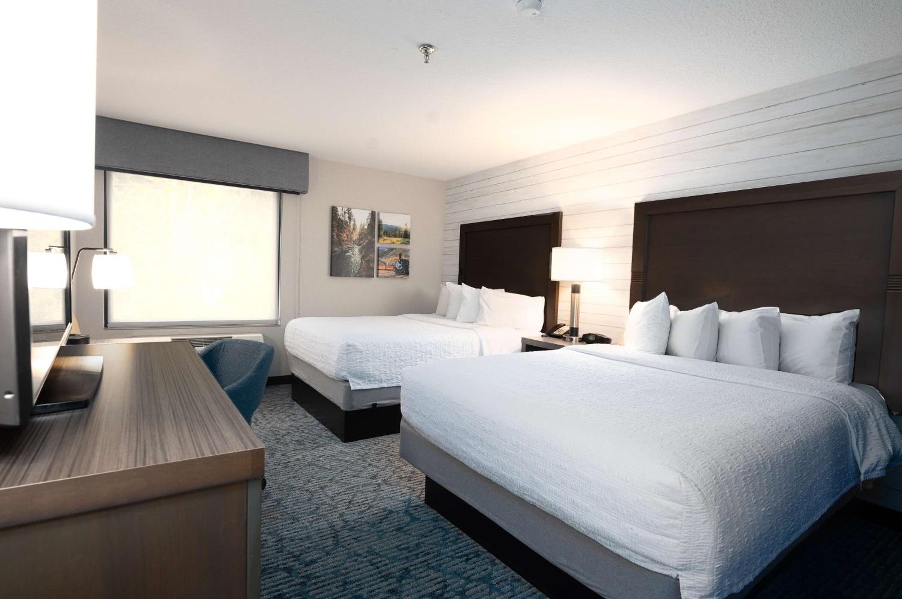 Room with Two Queen Beds - Non-Smoking photo 2