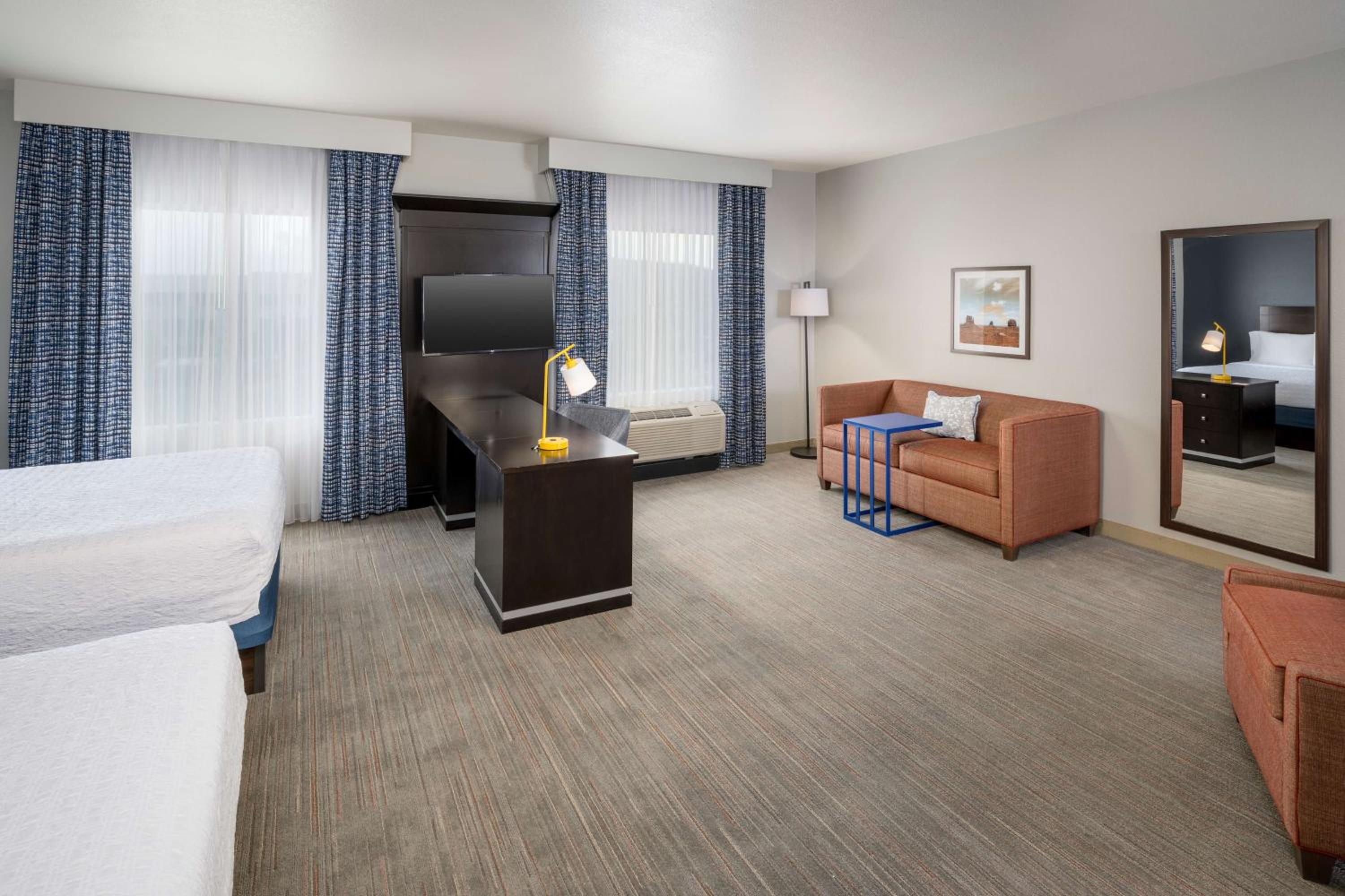 Queen Studio Suite with Two Queen Beds - Non-Smoking - Photo 2