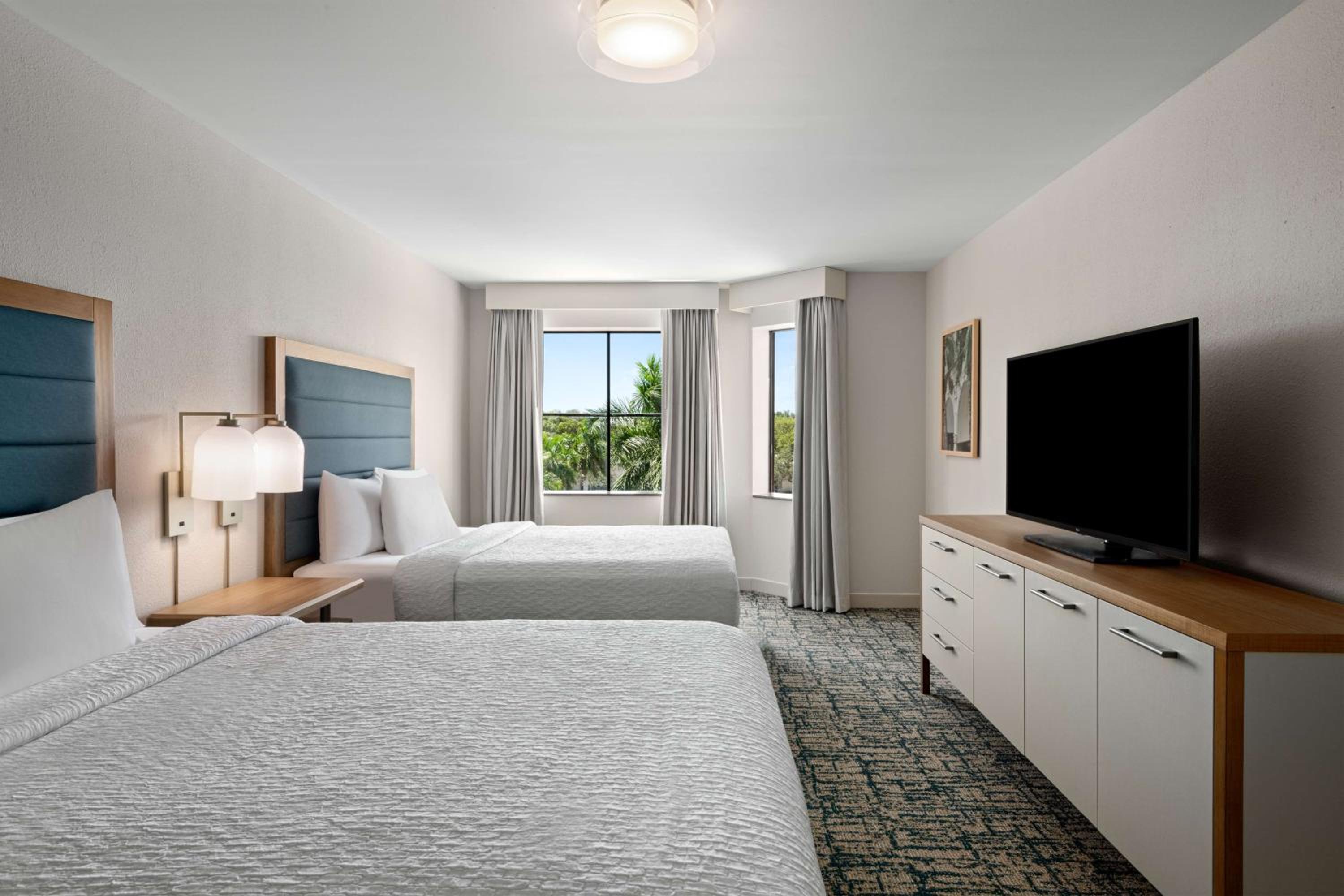 One-Bedroom Queen Suite with Two Queen Beds - Photo 3