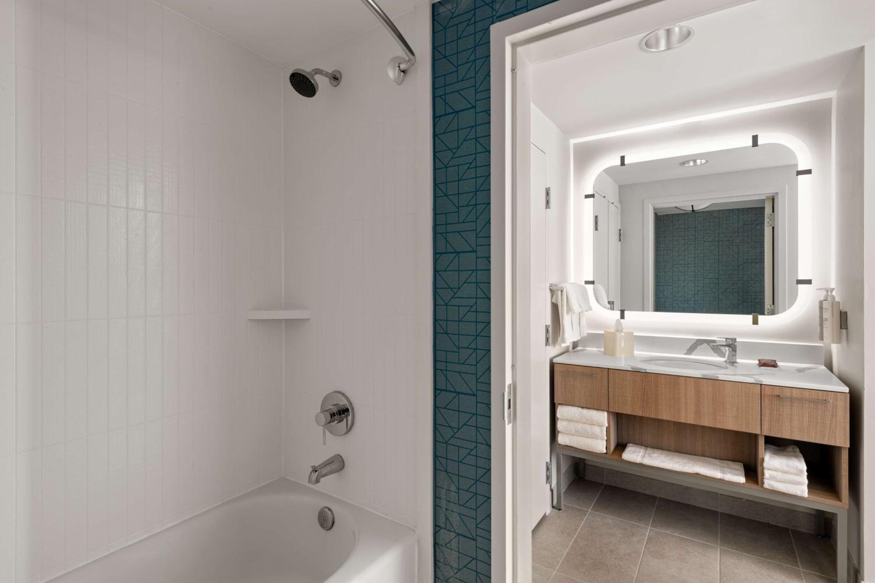 One-Bedroom King Suite - Photo 5