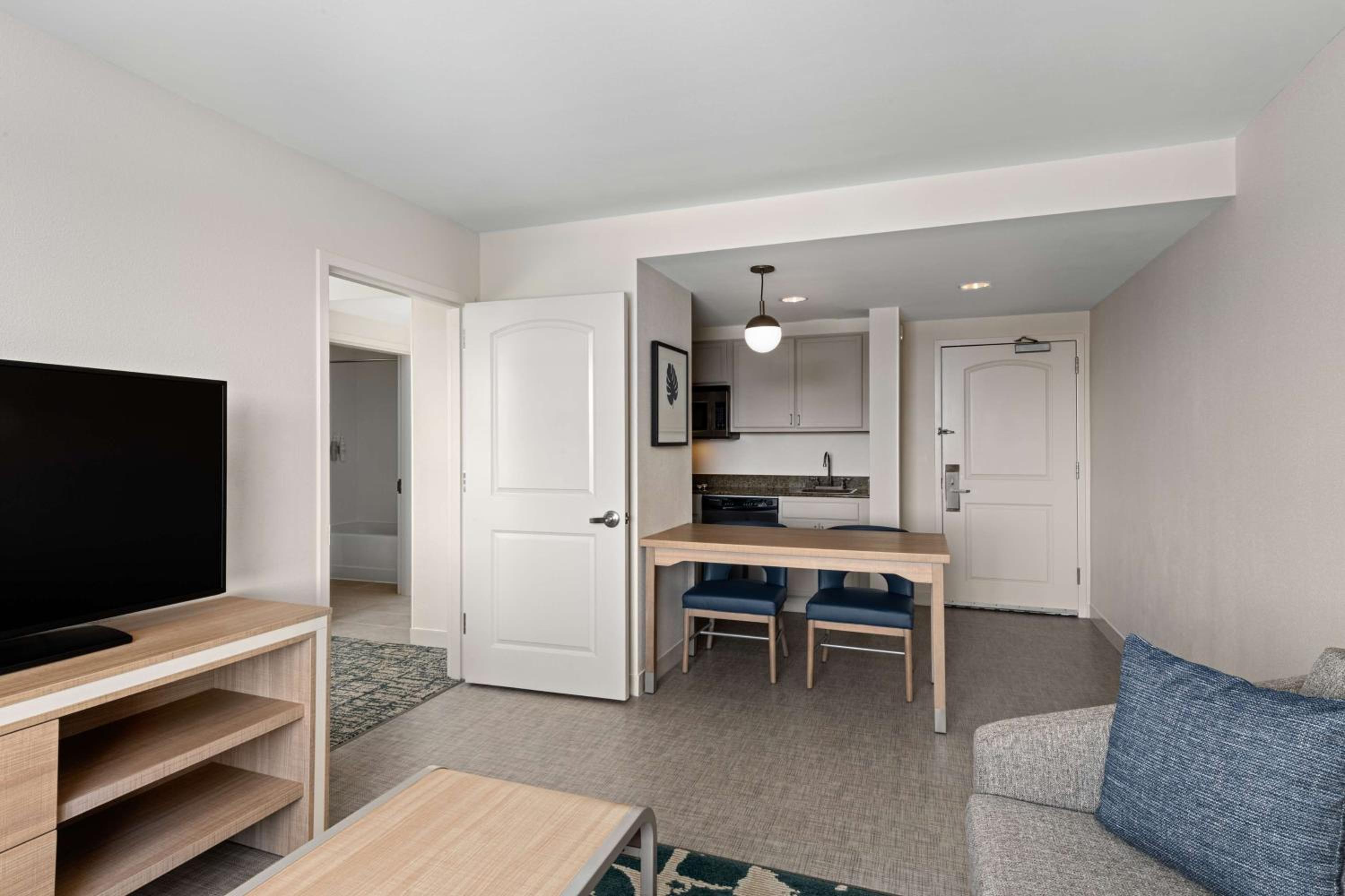 One-Bedroom King Suite - Photo 4